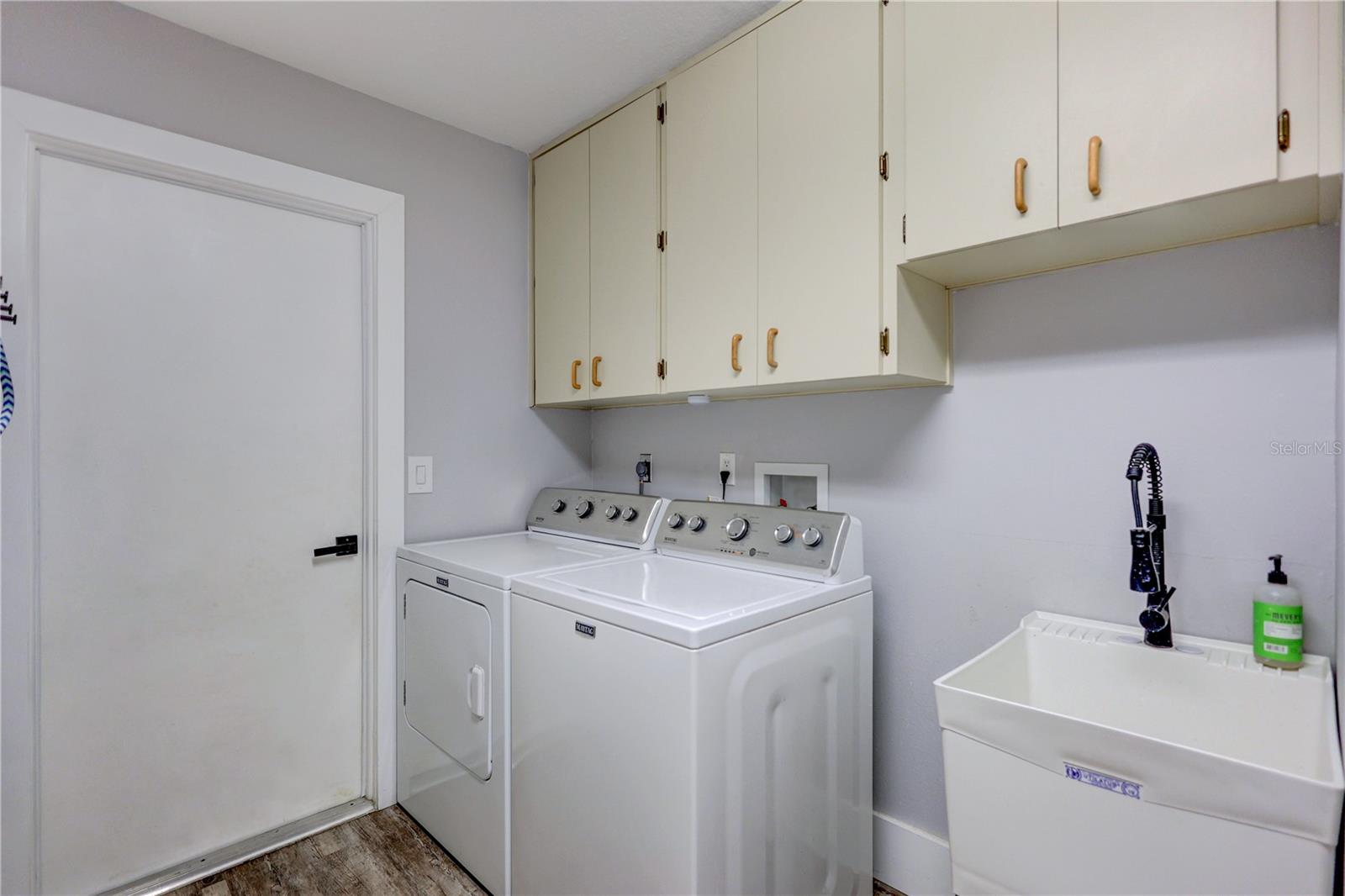 Listing photo id 33 for 10825 Christopher Court