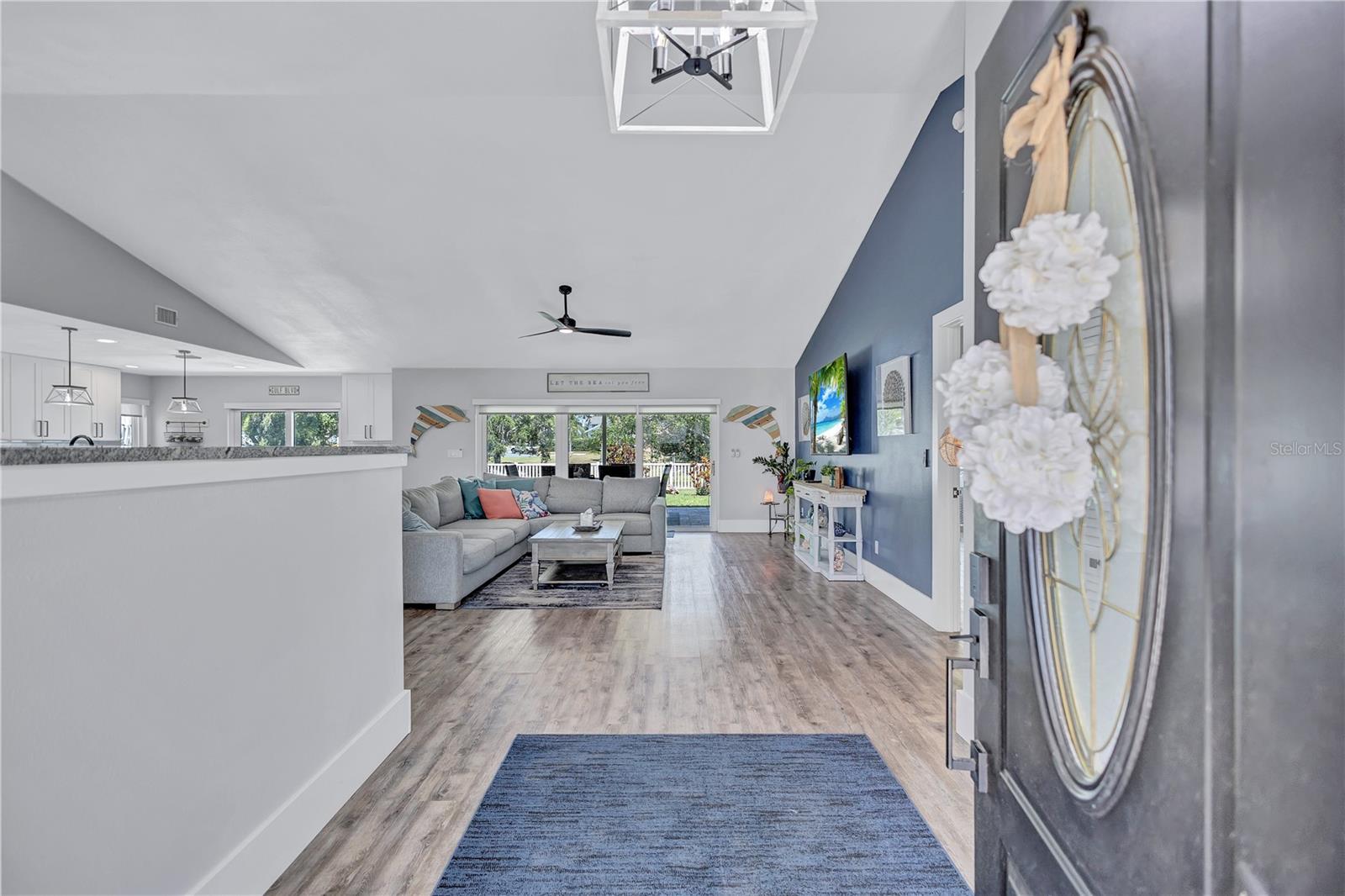 Listing photo id 4 for 10825 Christopher Court