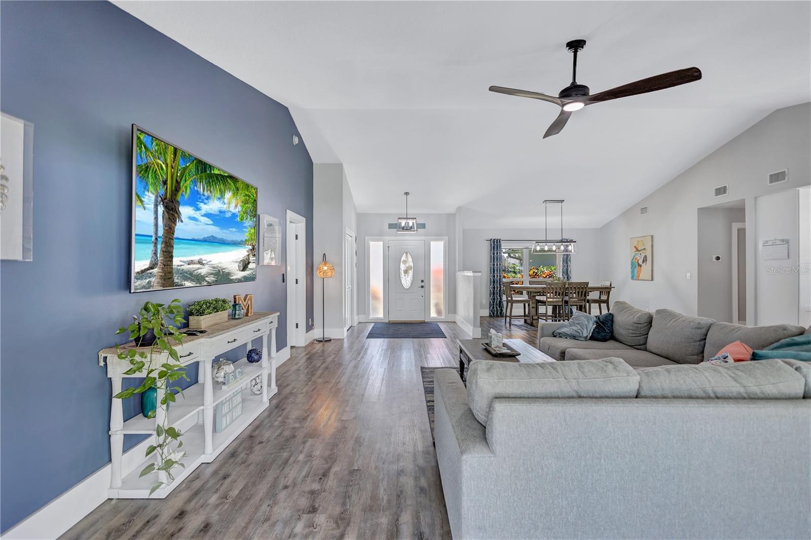 Listing photo id 5 for 10825 Christopher Court
