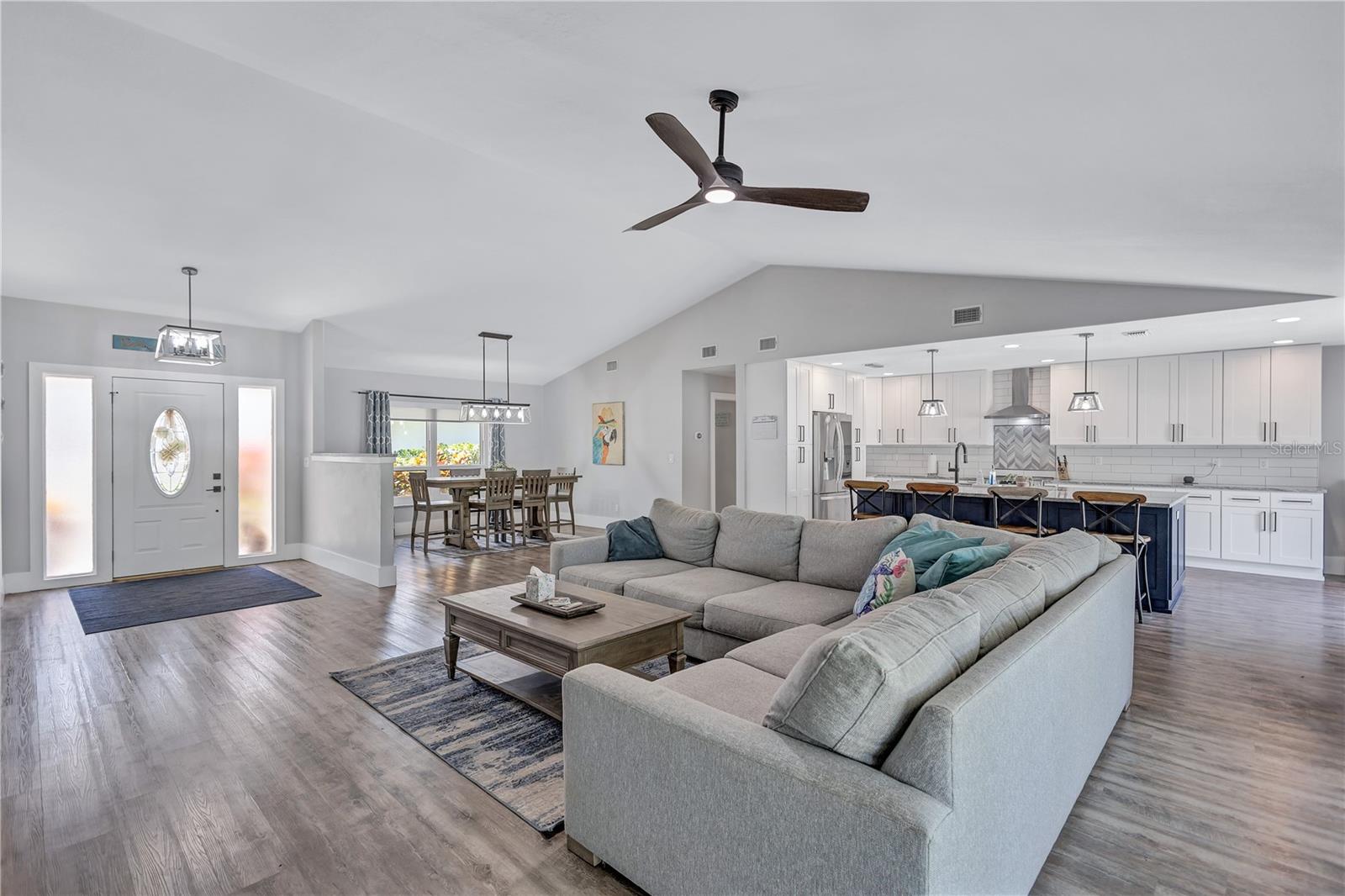 Listing photo id 6 for 10825 Christopher Court