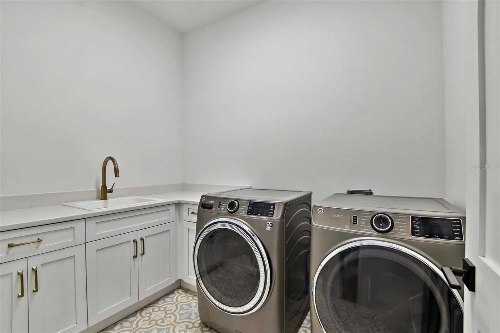 Listing photo id 44 for 3905 San Obispo Street