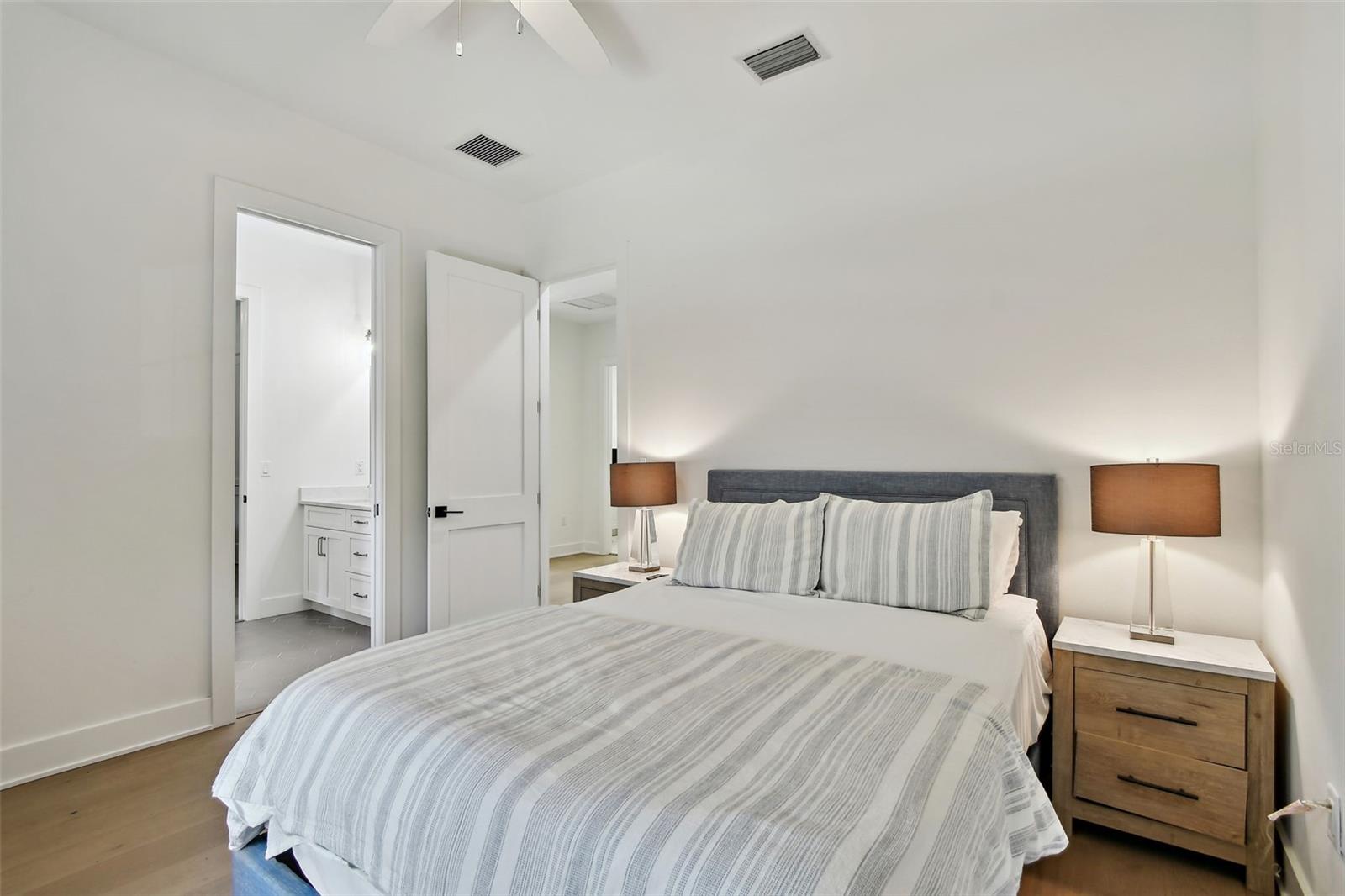 Listing photo id 55 for 3905 San Obispo Street