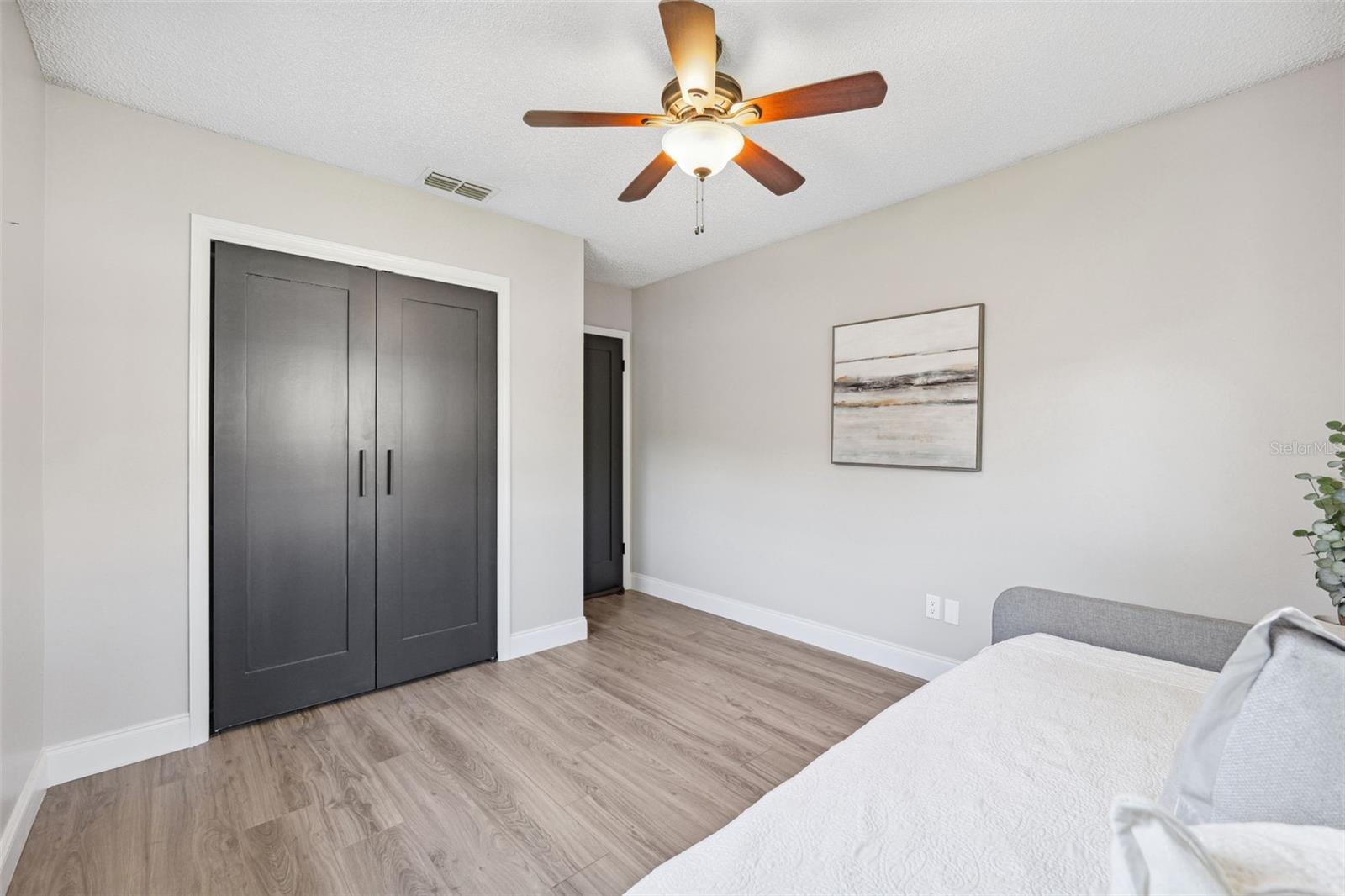 Image 17 of 40 For 640 Kenneth Way