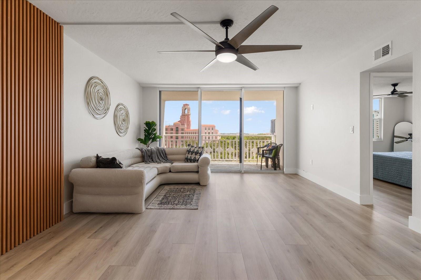Image 4 of 51 For 700 Beach Drive Ne 705