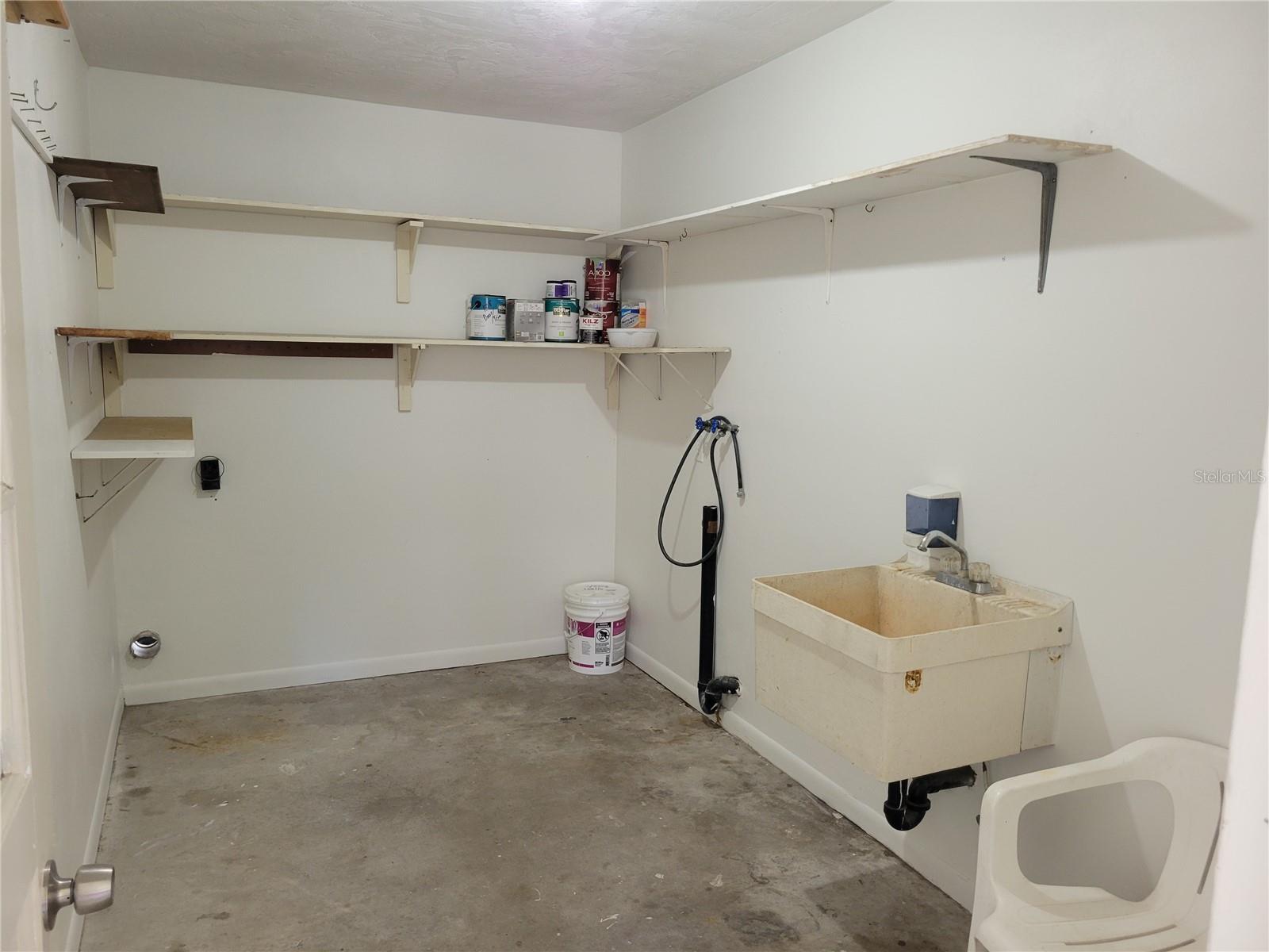 Listing photo id 13 for 1508 Saturn Avenue