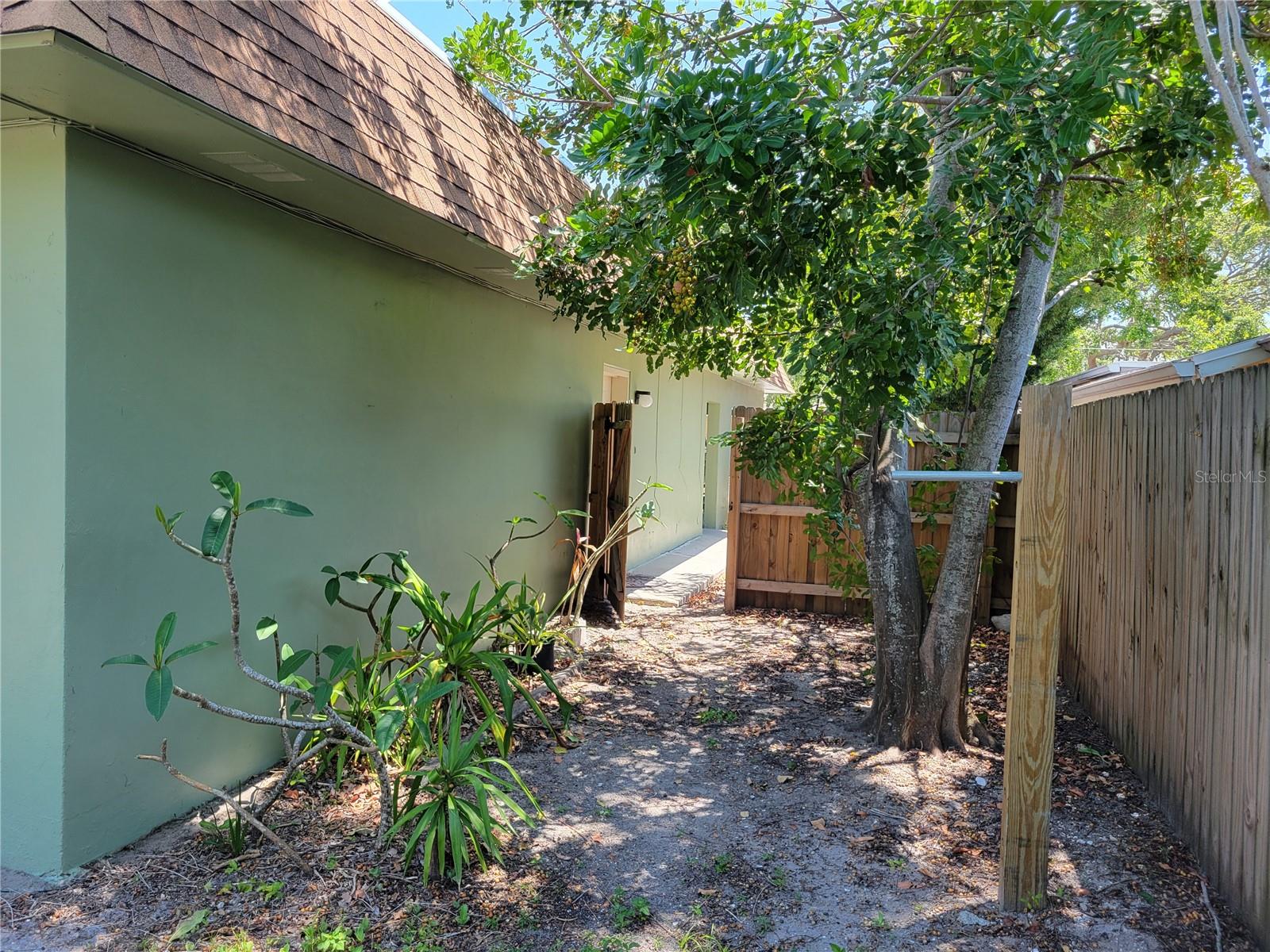 Listing photo id 2 for 1508 Saturn Avenue