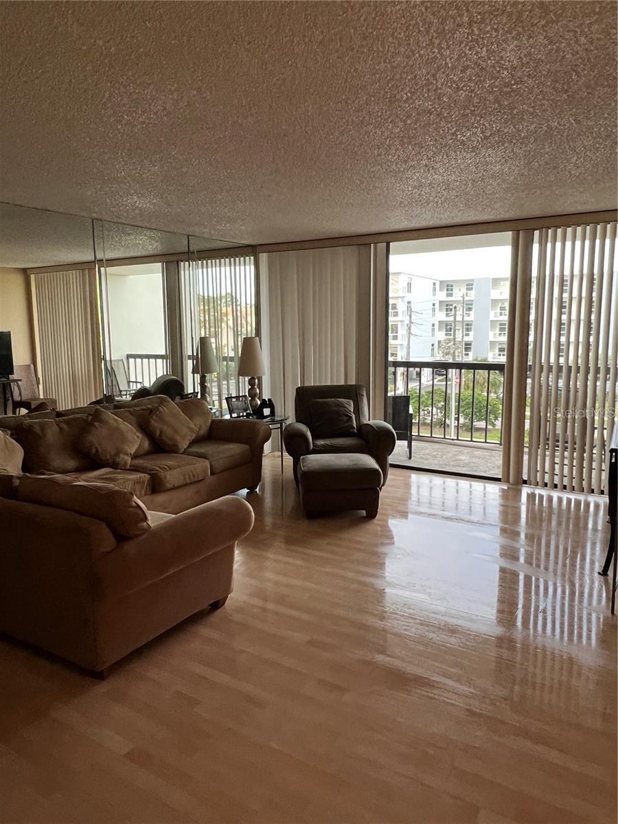 Image 13 of 19 For 400 Island Way 309