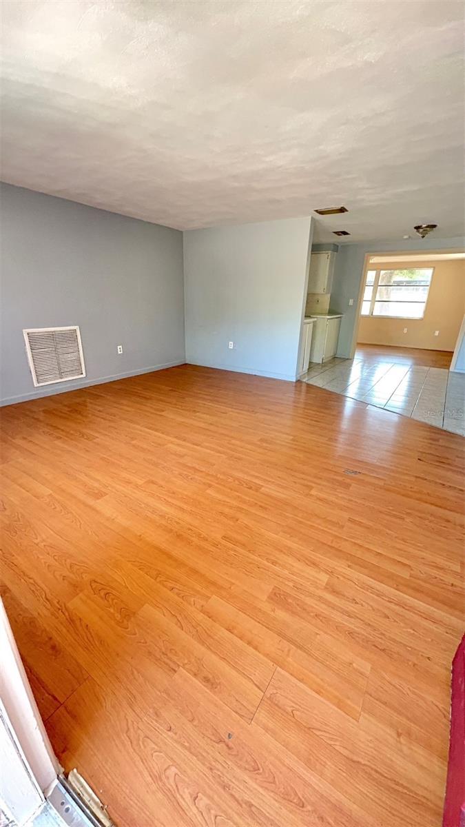 Listing photo id 6 for 7734 Judith Crescent