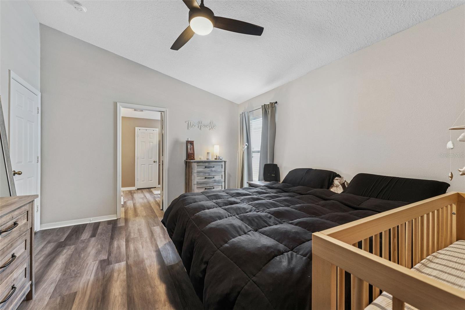 Listing photo id 9 for 518 Royal Ridge Street
