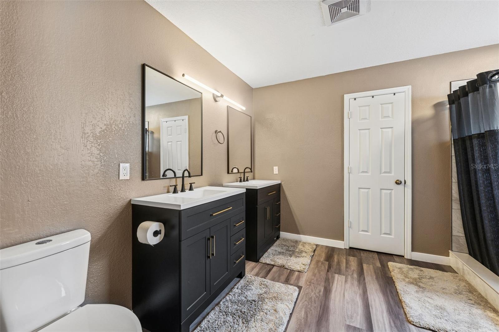 Listing photo id 10 for 518 Royal Ridge Street