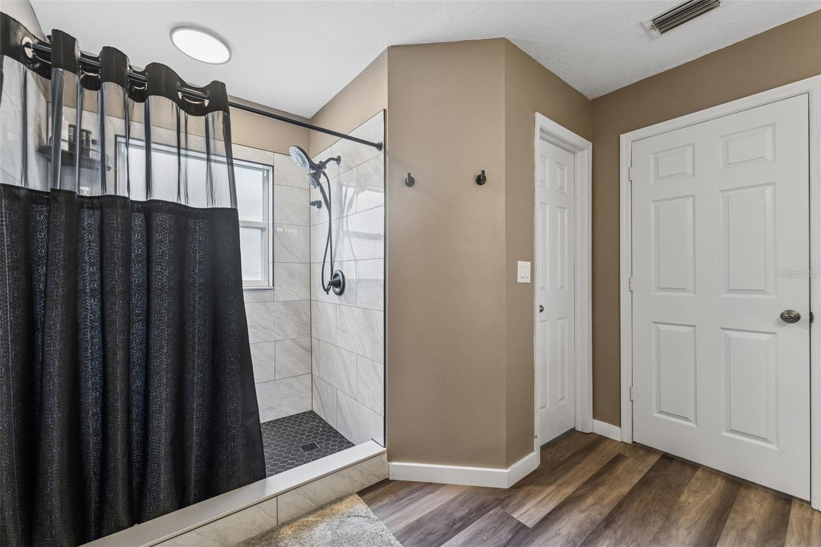 Listing photo id 11 for 518 Royal Ridge Street