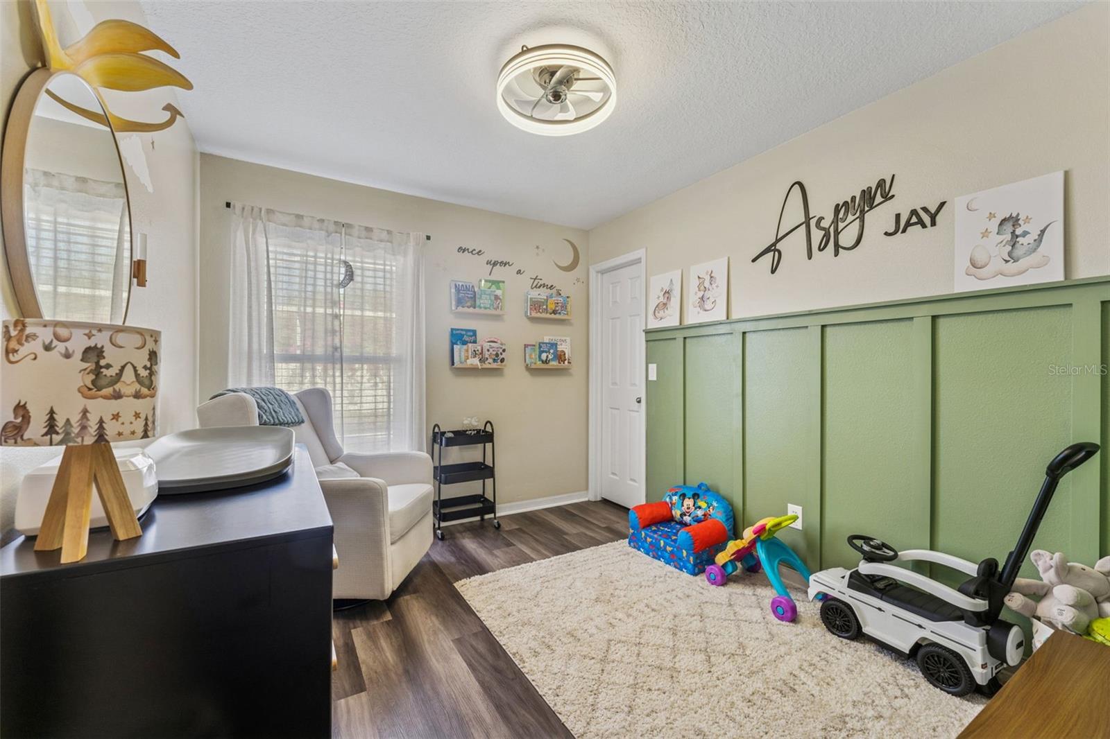 Listing photo id 12 for 518 Royal Ridge Street