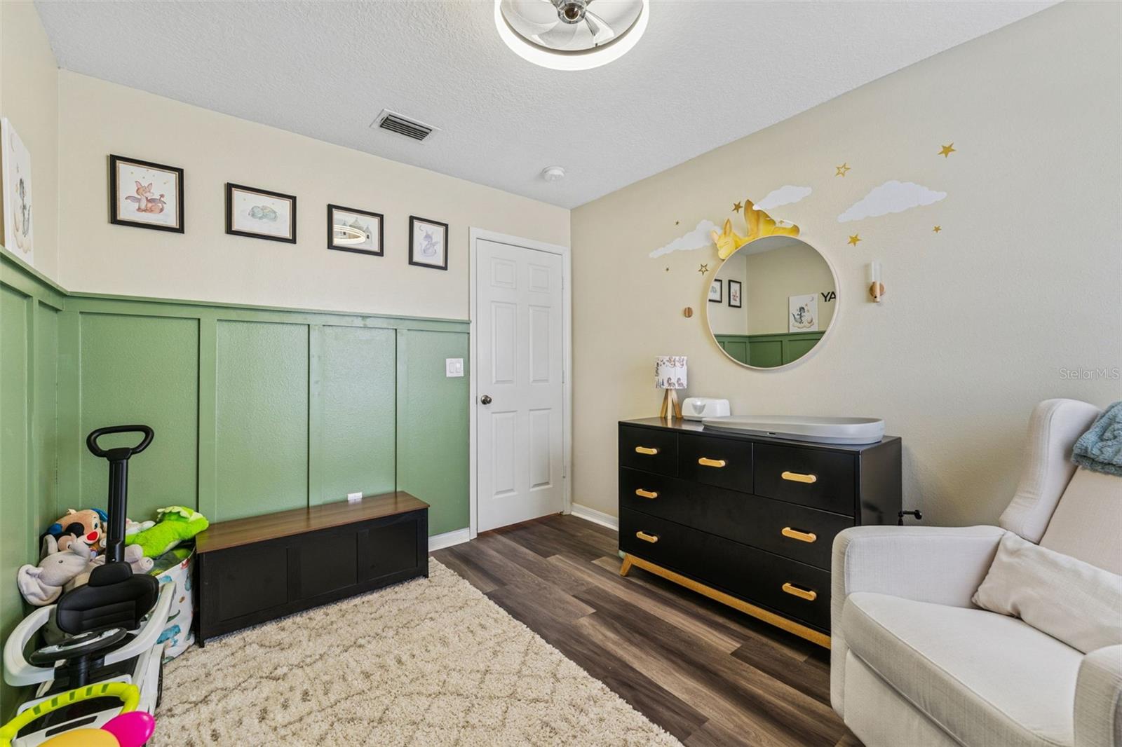 Listing photo id 13 for 518 Royal Ridge Street