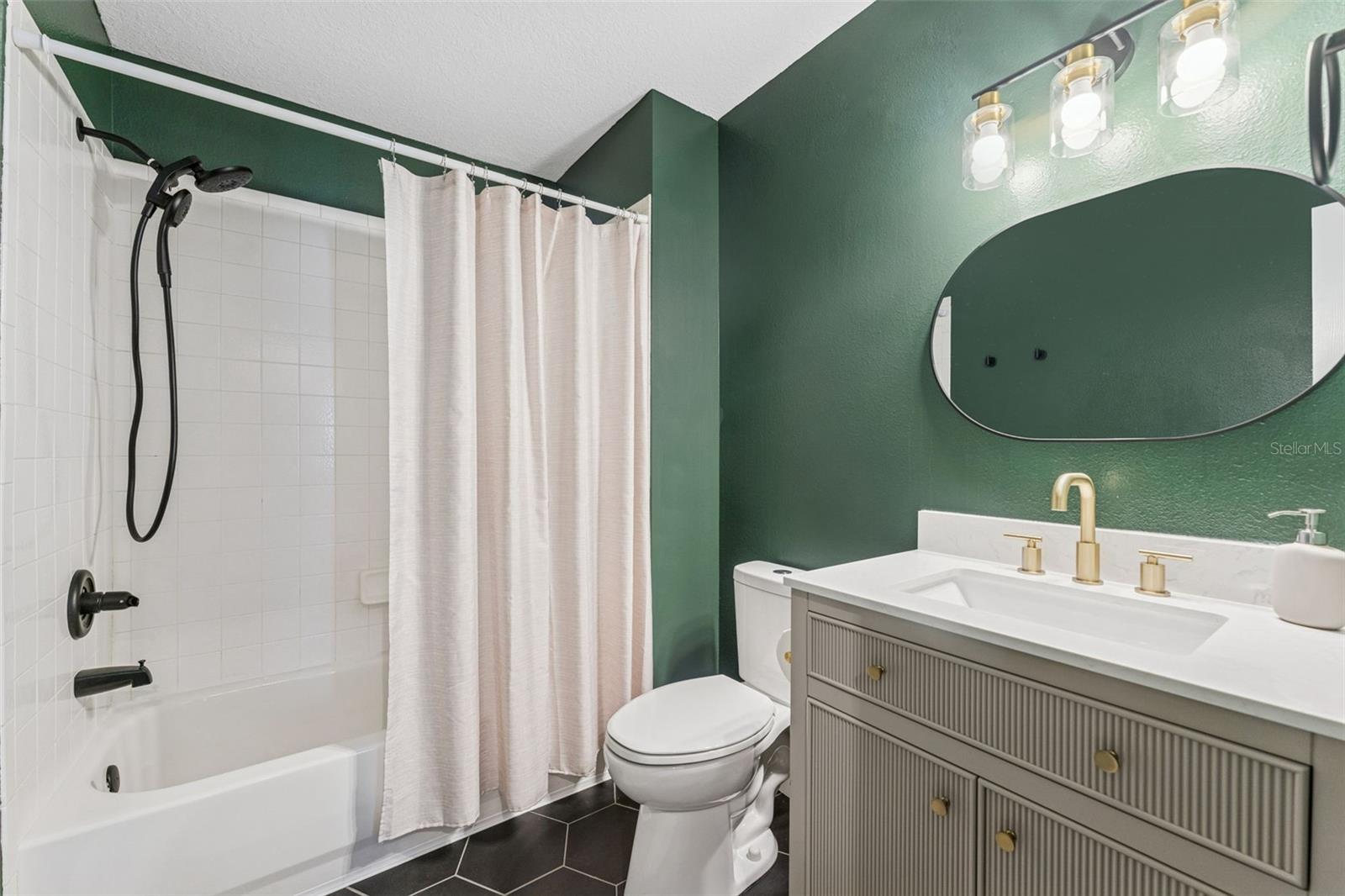 Listing photo id 14 for 518 Royal Ridge Street