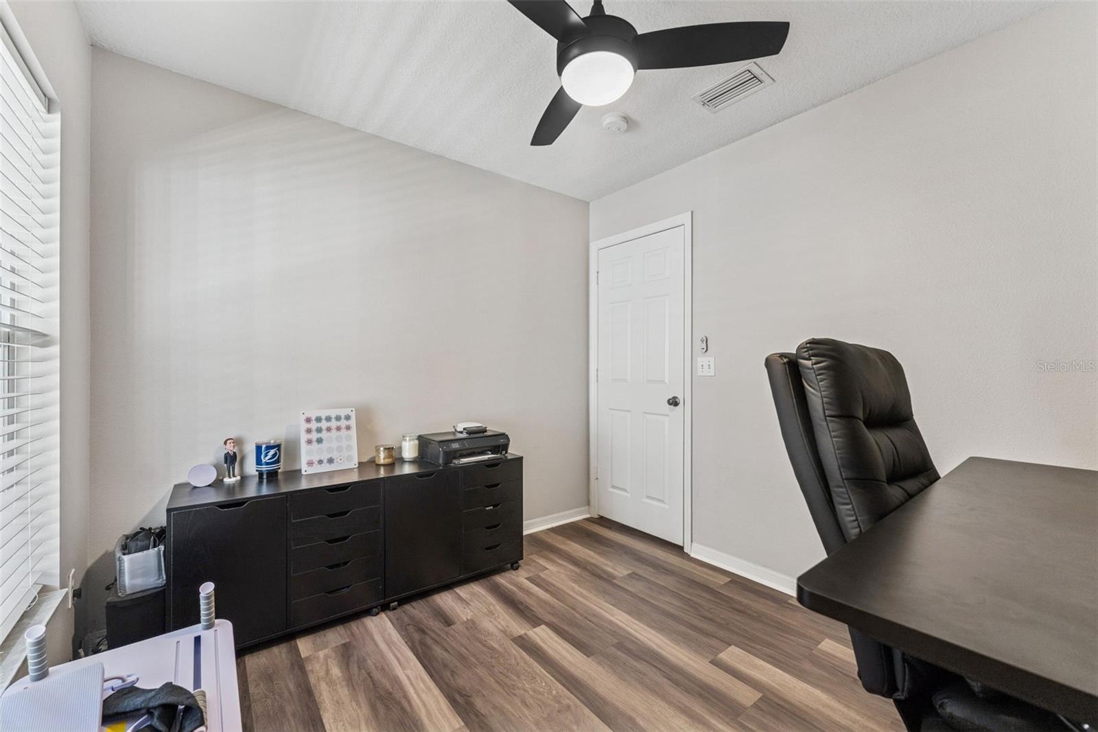 Listing photo id 15 for 518 Royal Ridge Street