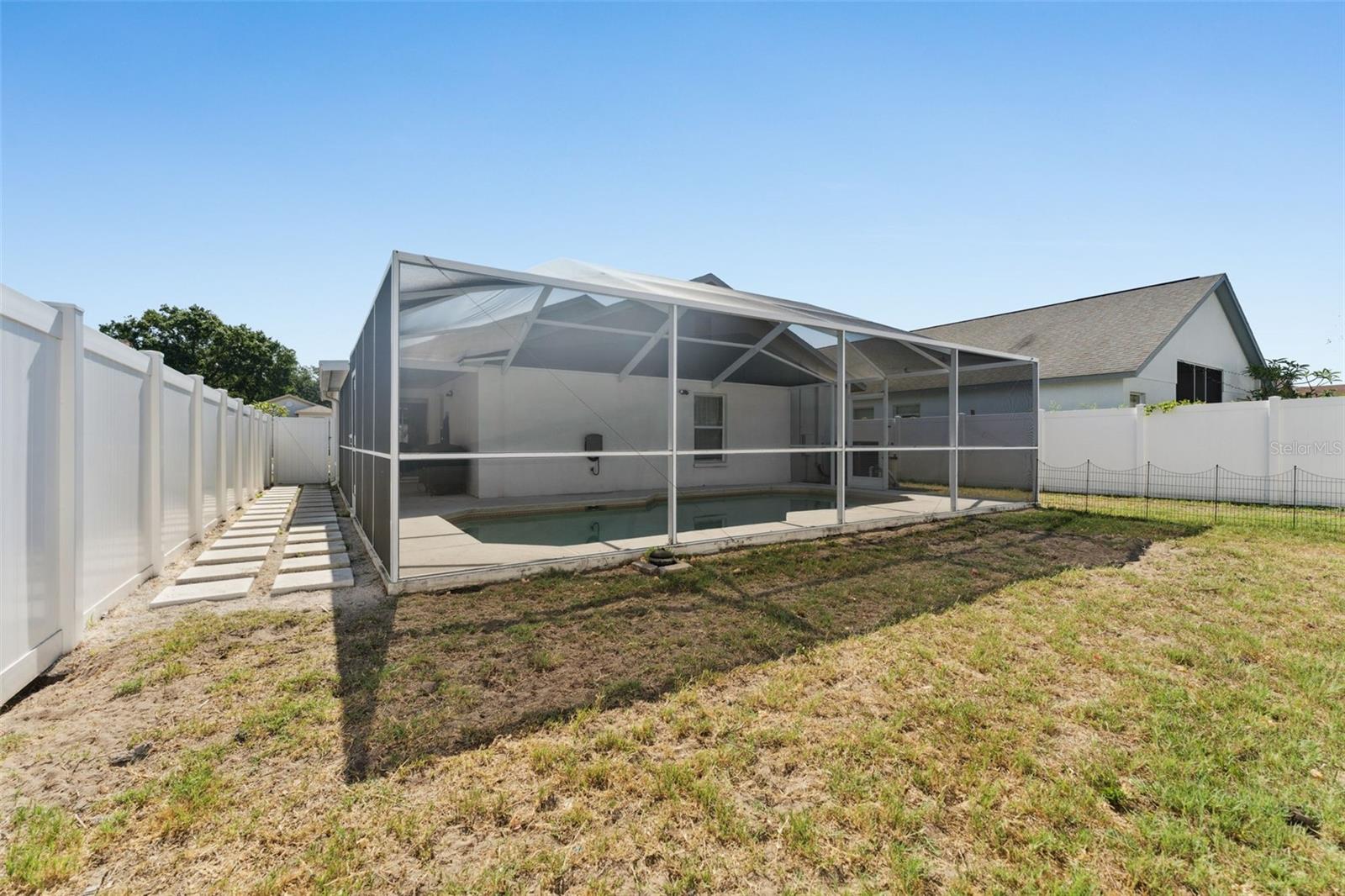 Listing photo id 20 for 518 Royal Ridge Street