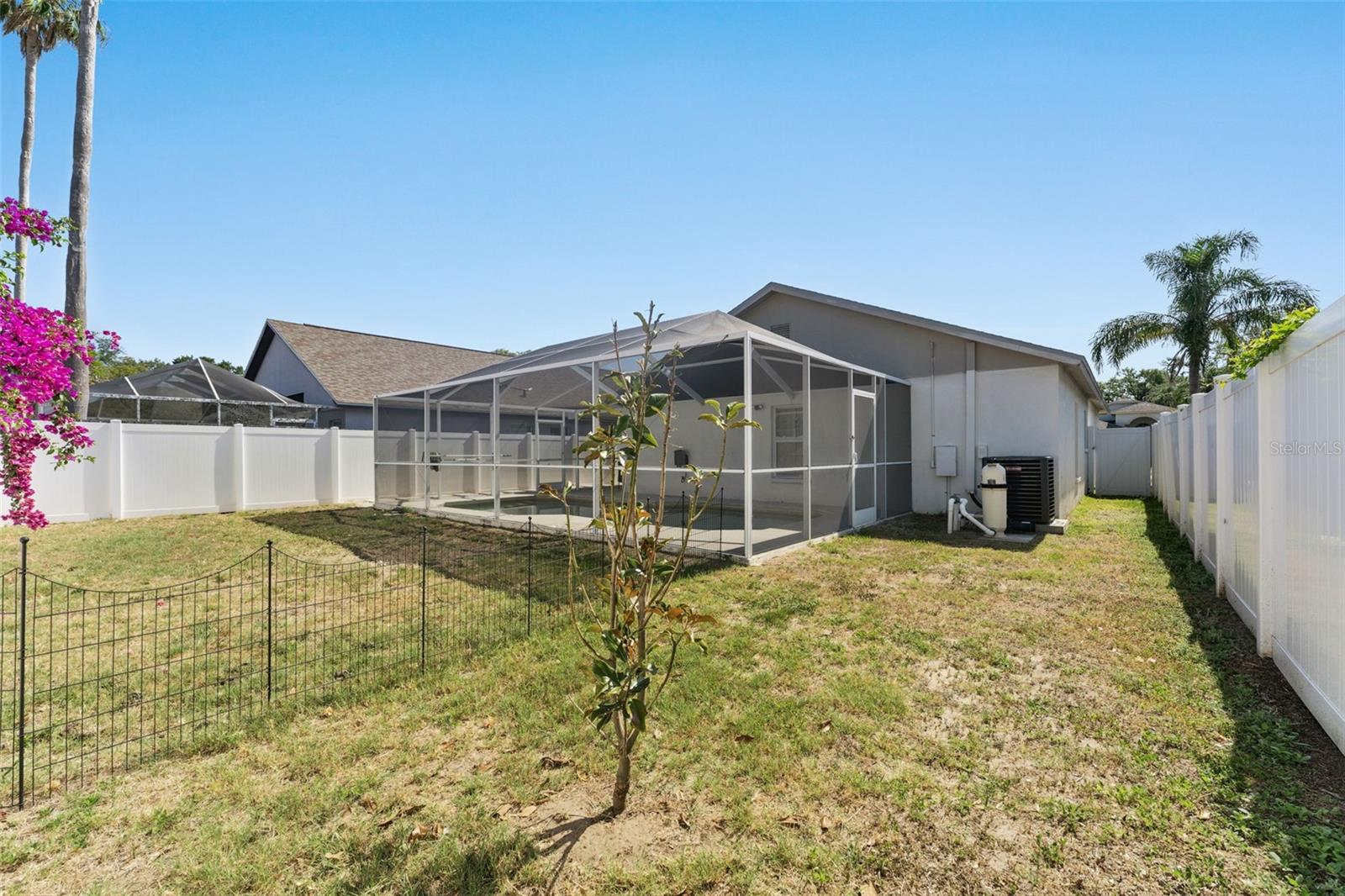 Listing photo id 21 for 518 Royal Ridge Street