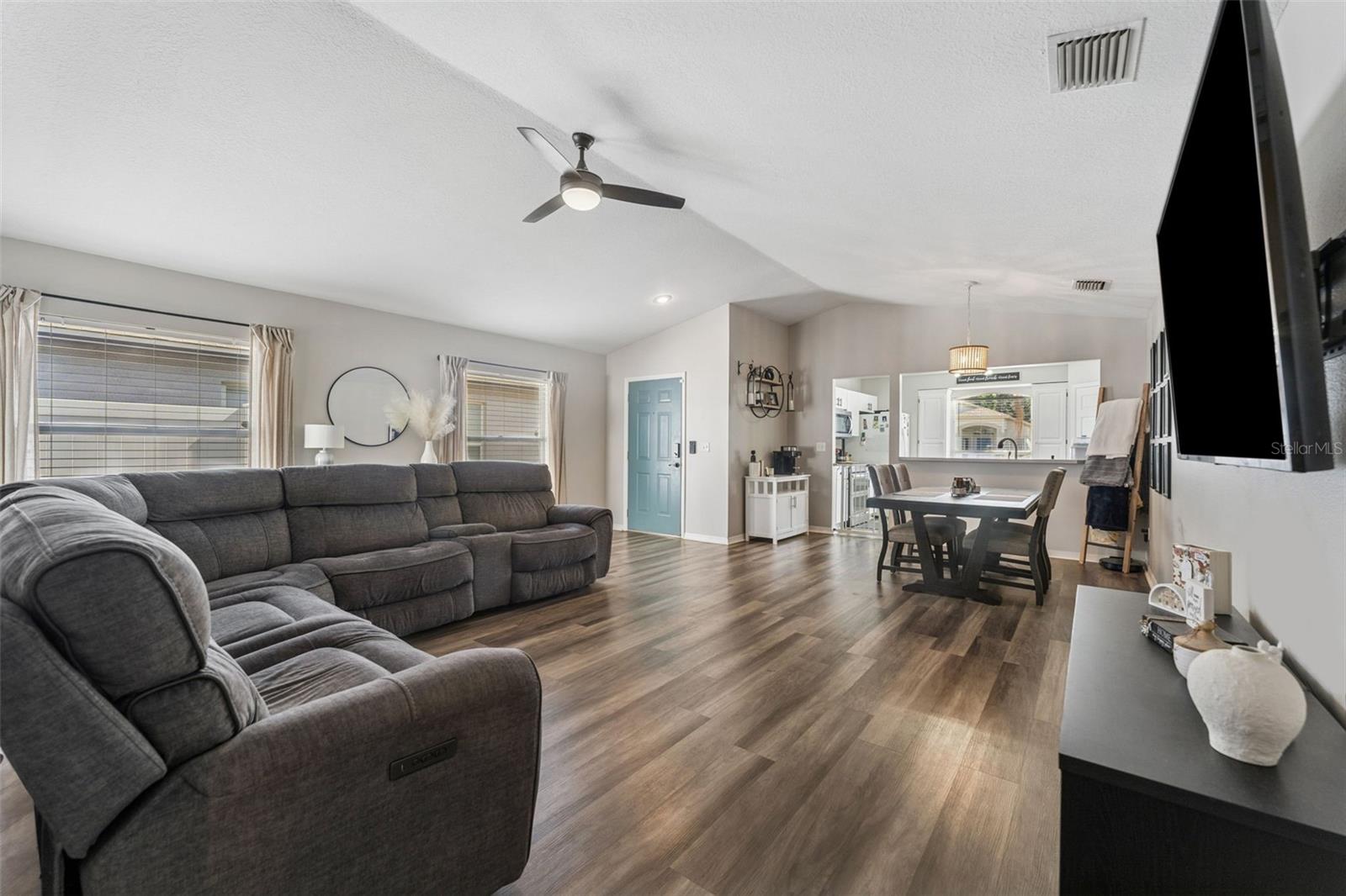 Listing photo id 1 for 518 Royal Ridge Street