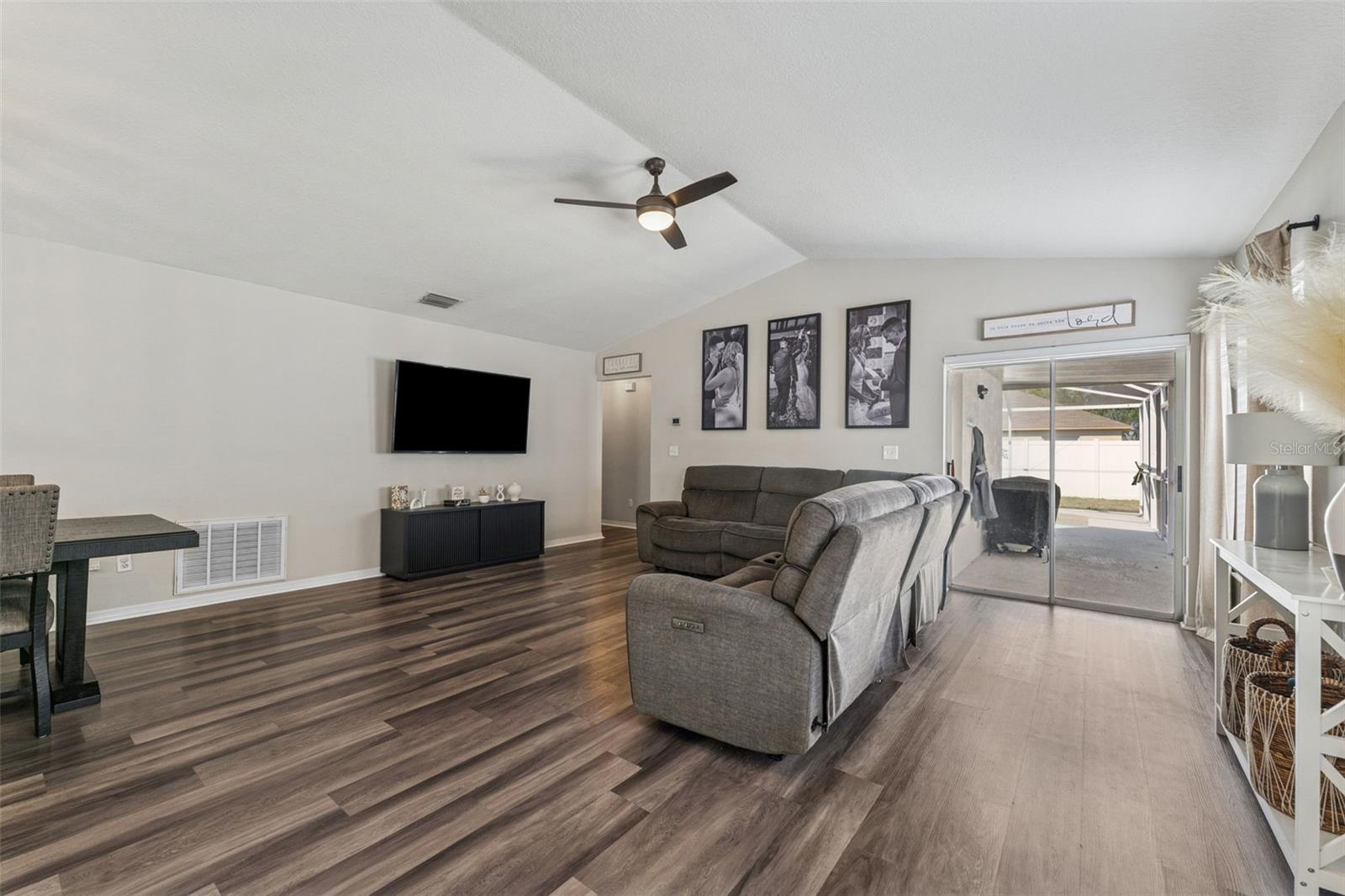 Listing photo id 2 for 518 Royal Ridge Street