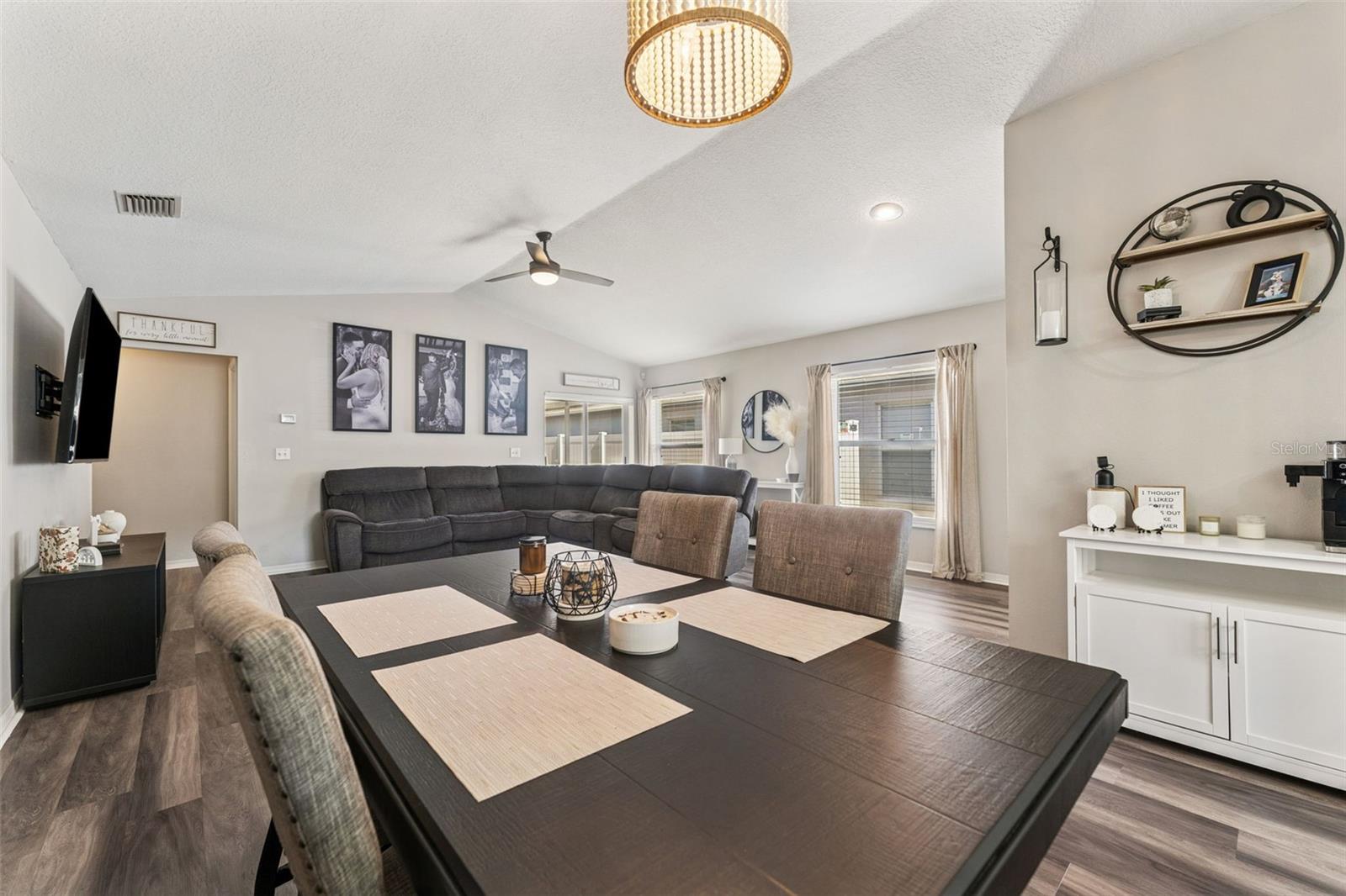 Listing photo id 3 for 518 Royal Ridge Street