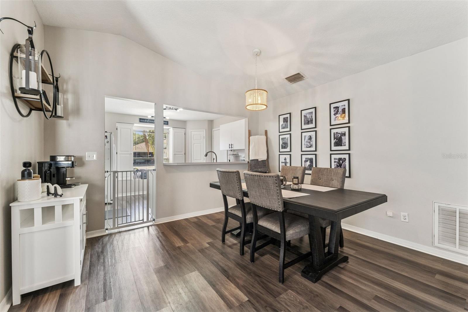 Listing photo id 4 for 518 Royal Ridge Street