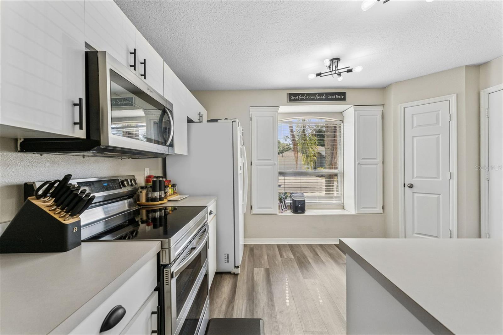 Listing photo id 5 for 518 Royal Ridge Street