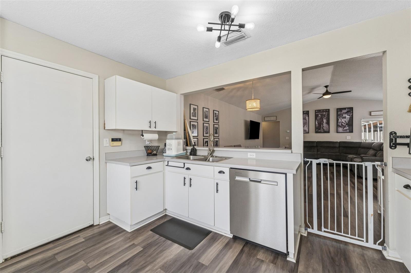 Listing photo id 6 for 518 Royal Ridge Street