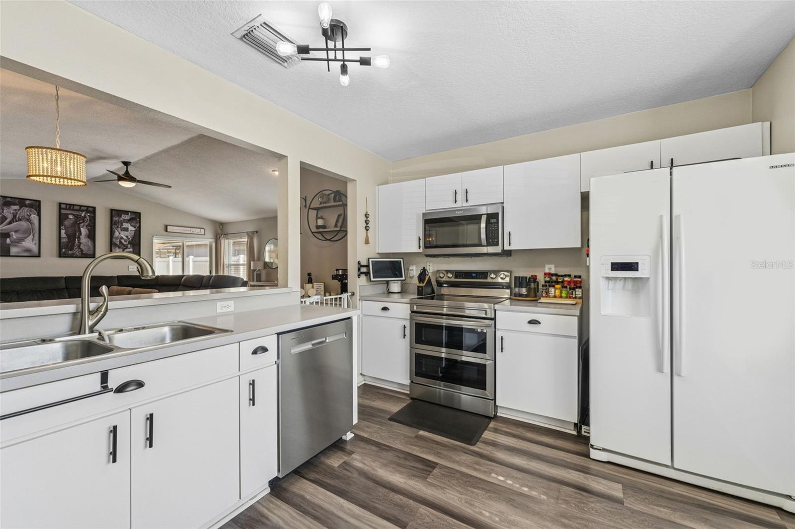 Listing photo id 7 for 518 Royal Ridge Street
