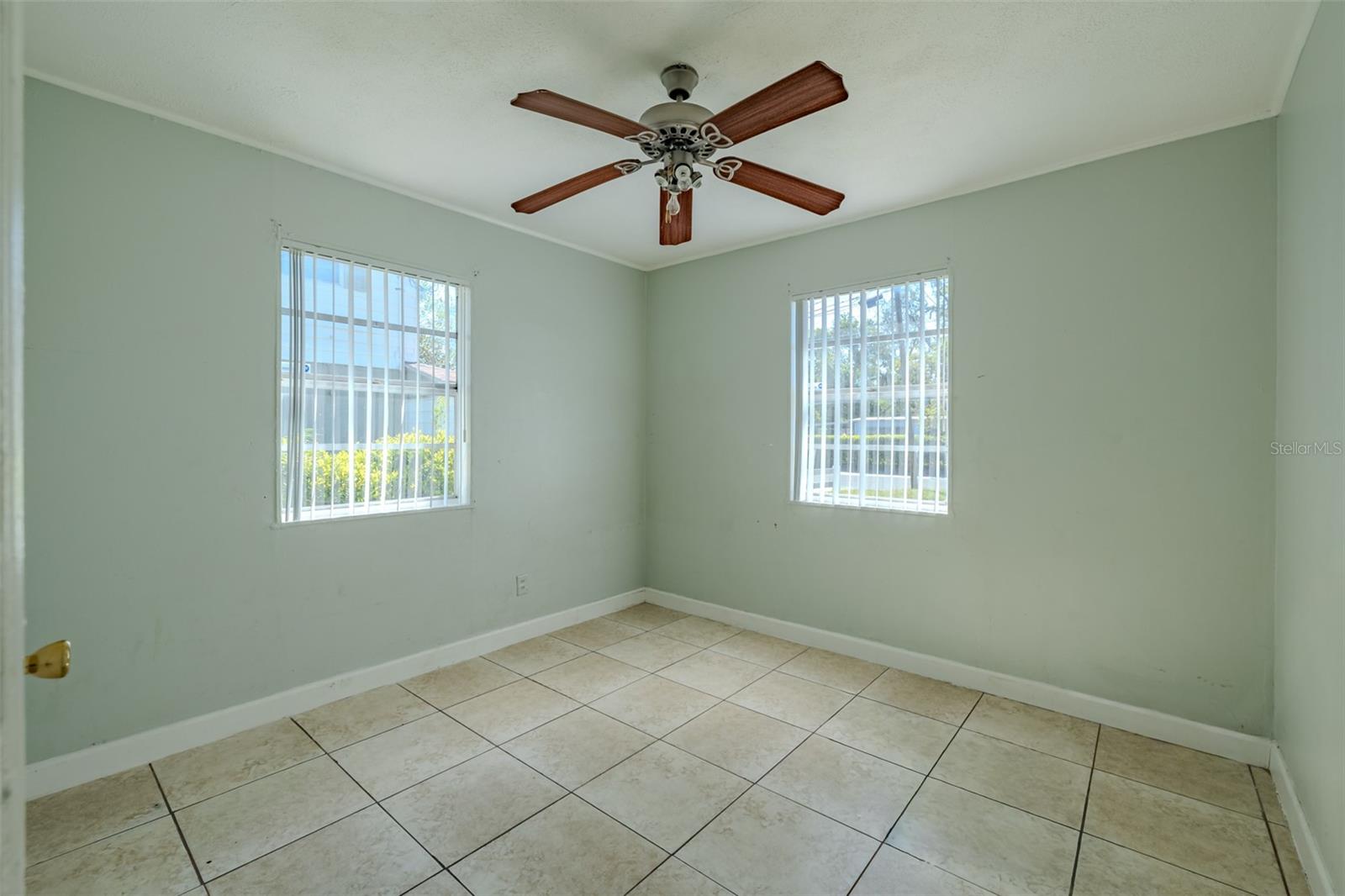 Listing photo id 13 for 3502 33rd Avenue