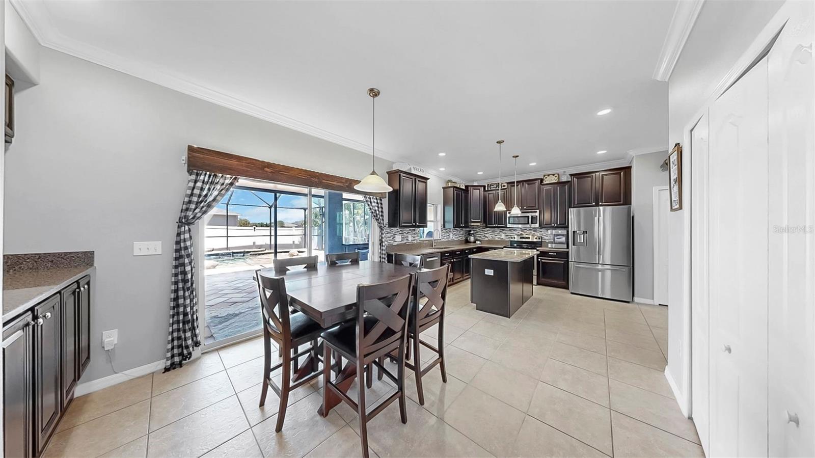 Listing photo id 11 for 2517 Cumberland Cliff Drive