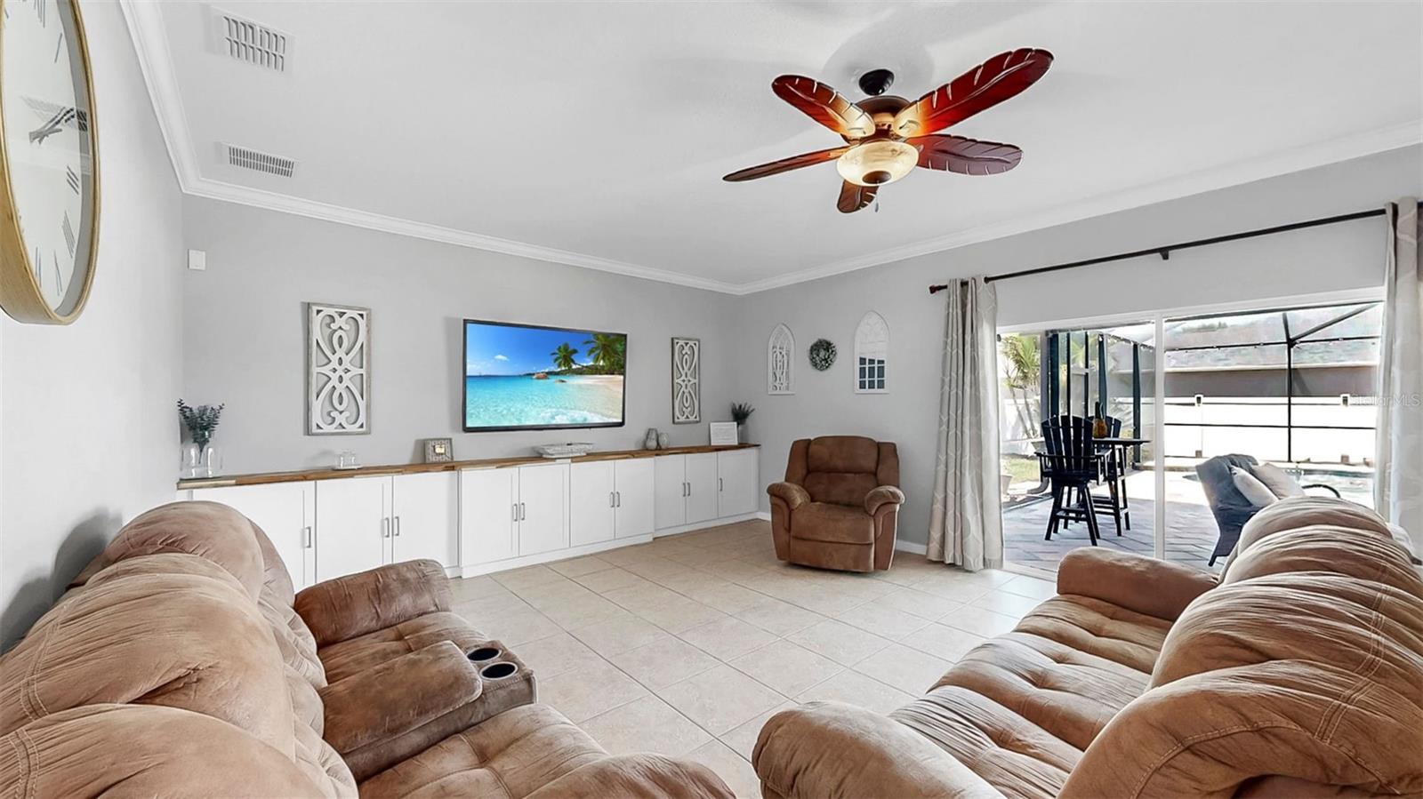 Listing photo id 13 for 2517 Cumberland Cliff Drive