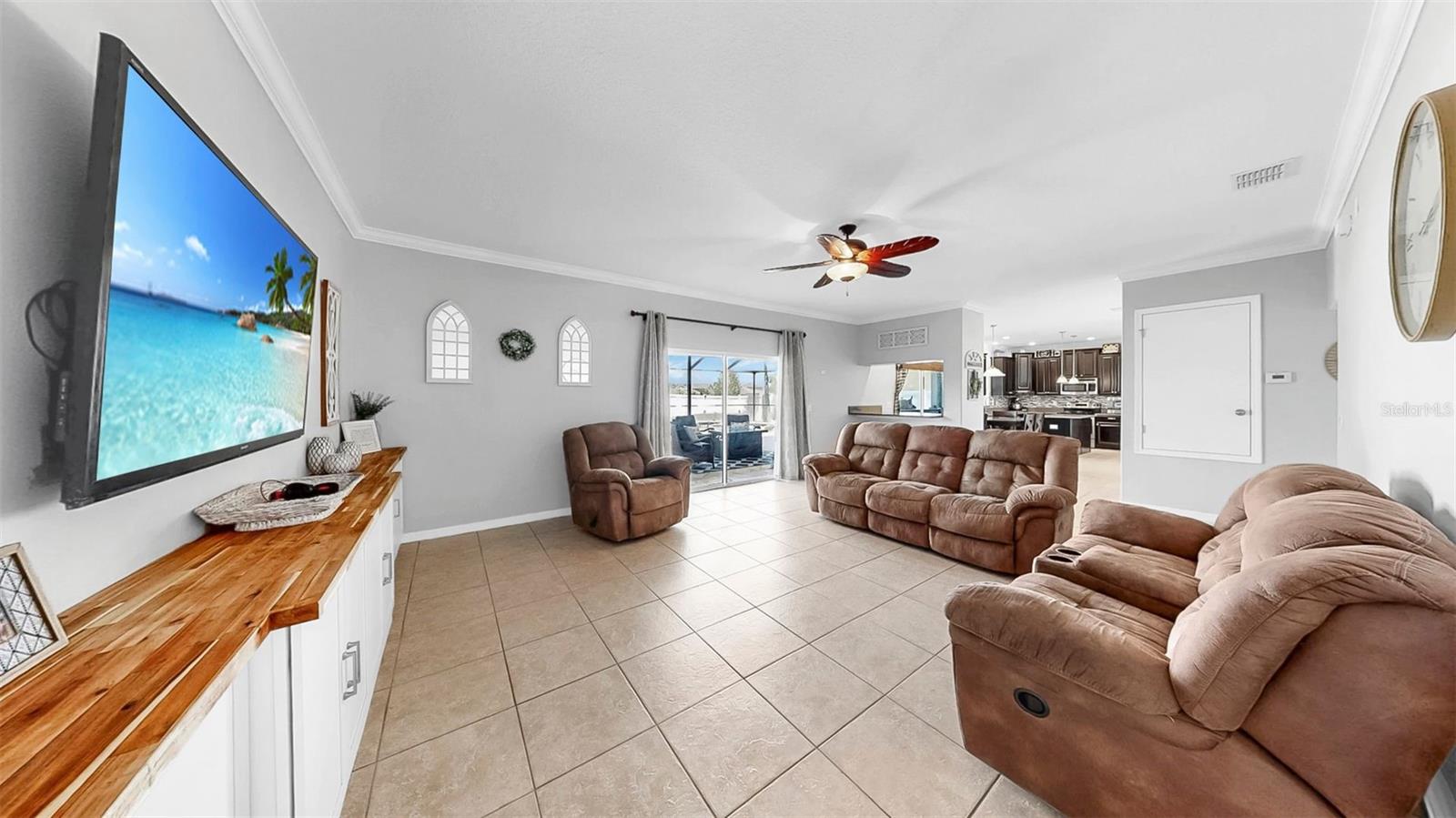 Listing photo id 14 for 2517 Cumberland Cliff Drive