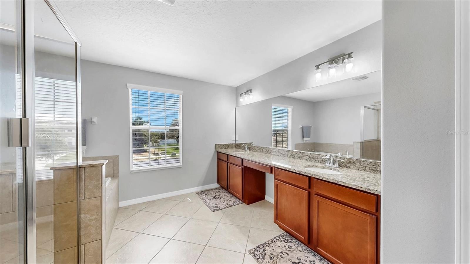 Listing photo id 24 for 2517 Cumberland Cliff Drive