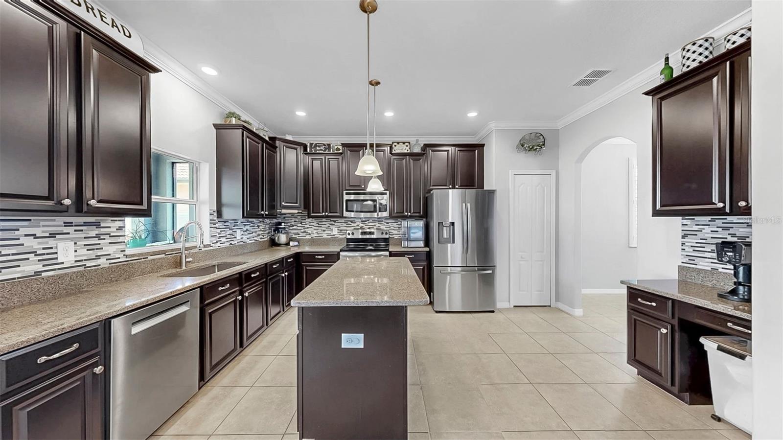 Listing photo id 6 for 2517 Cumberland Cliff Drive