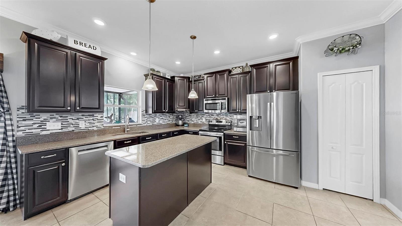 Listing photo id 7 for 2517 Cumberland Cliff Drive
