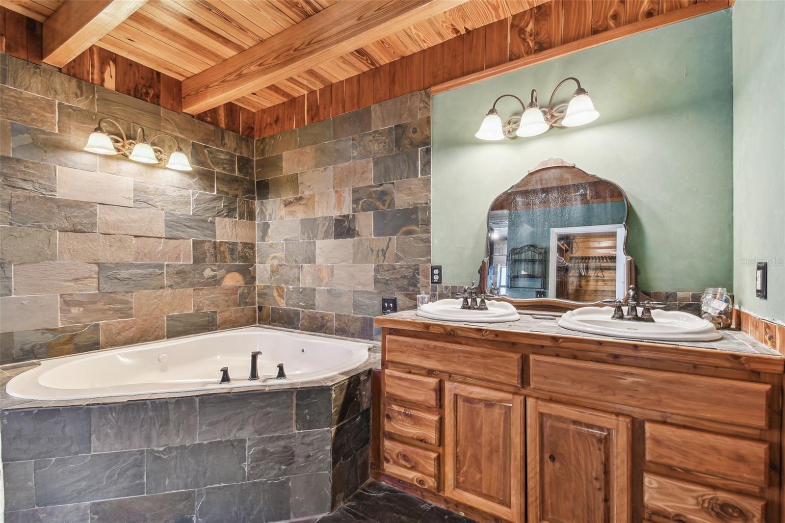 Listing photo id 29 for 19708 Bower Road