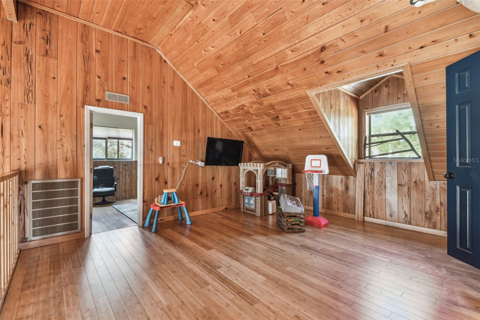 Listing photo id 33 for 19708 Bower Road