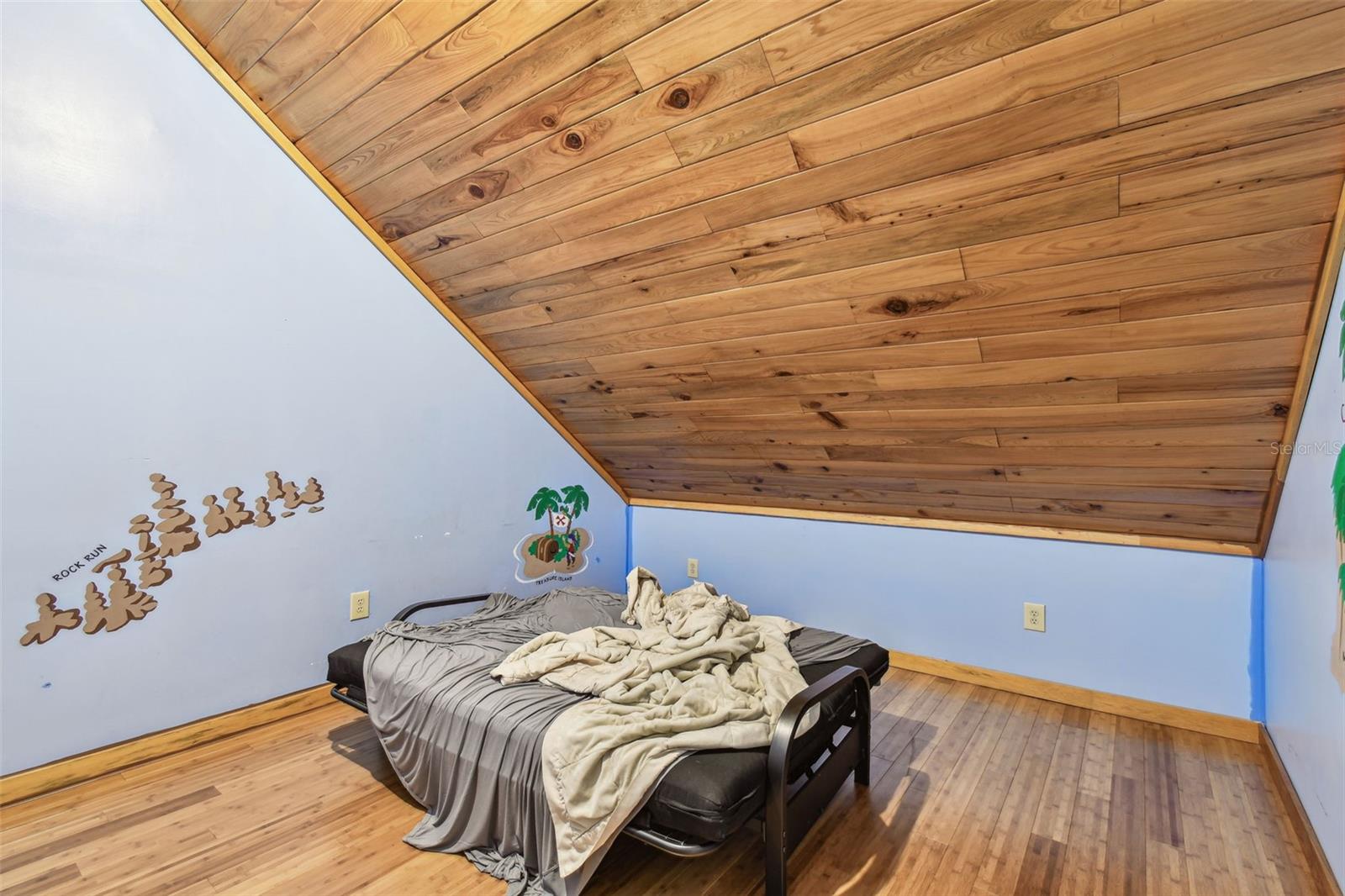 Listing photo id 42 for 19708 Bower Road