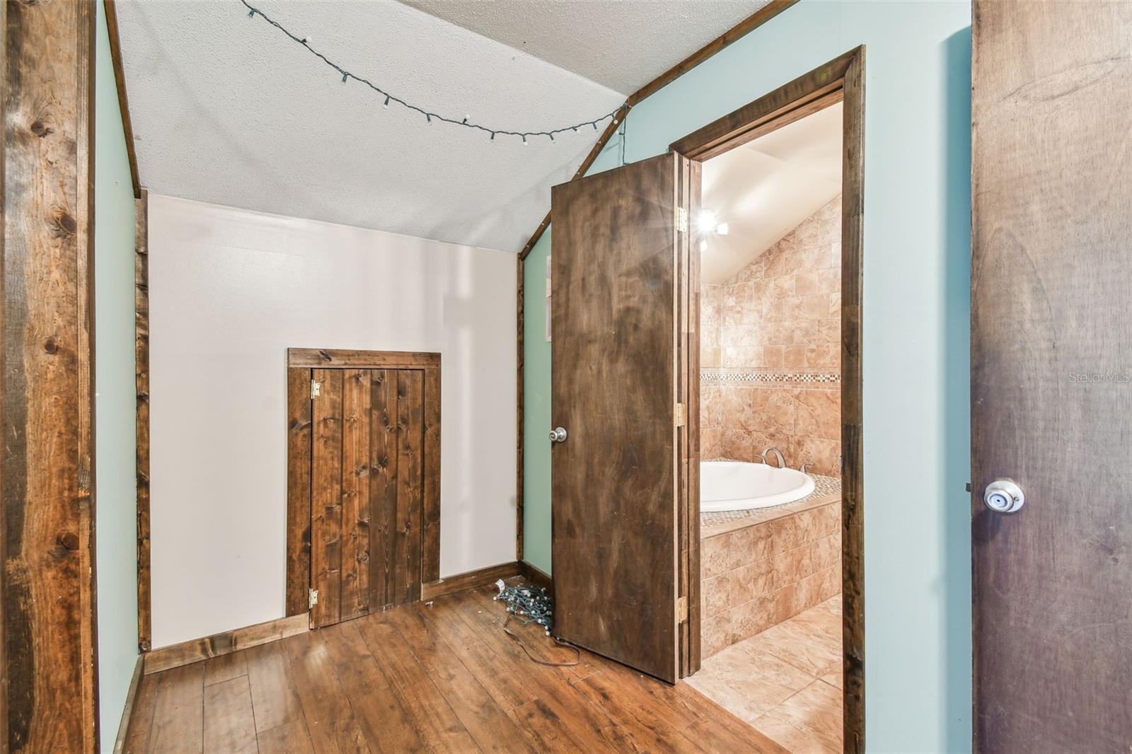 Listing photo id 60 for 19708 Bower Road