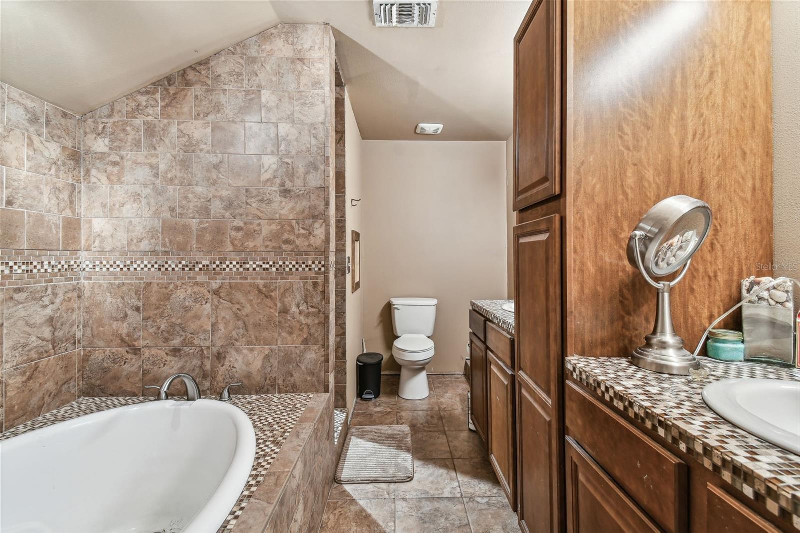 Listing photo id 61 for 19708 Bower Road
