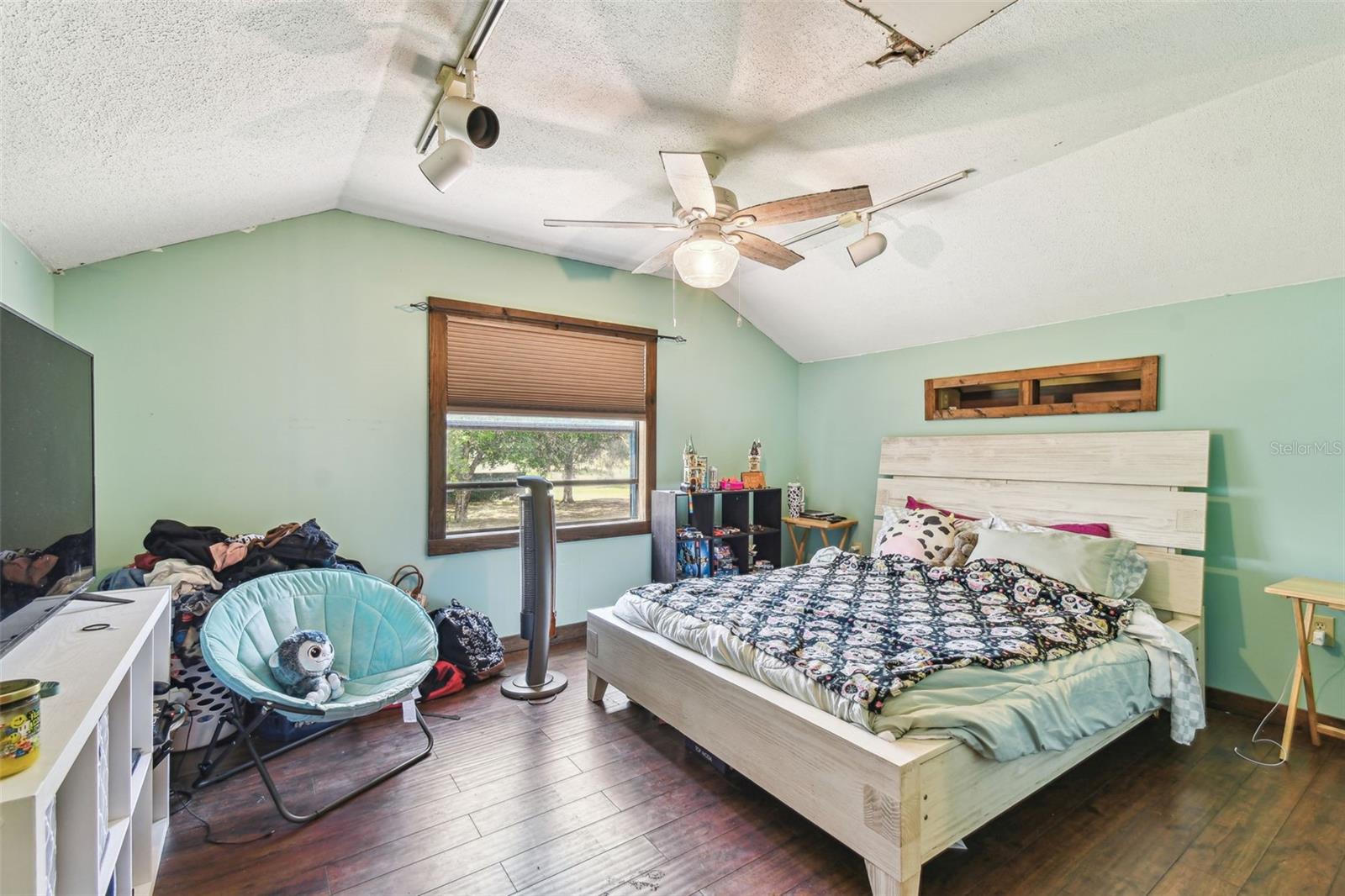 Listing photo id 63 for 19708 Bower Road