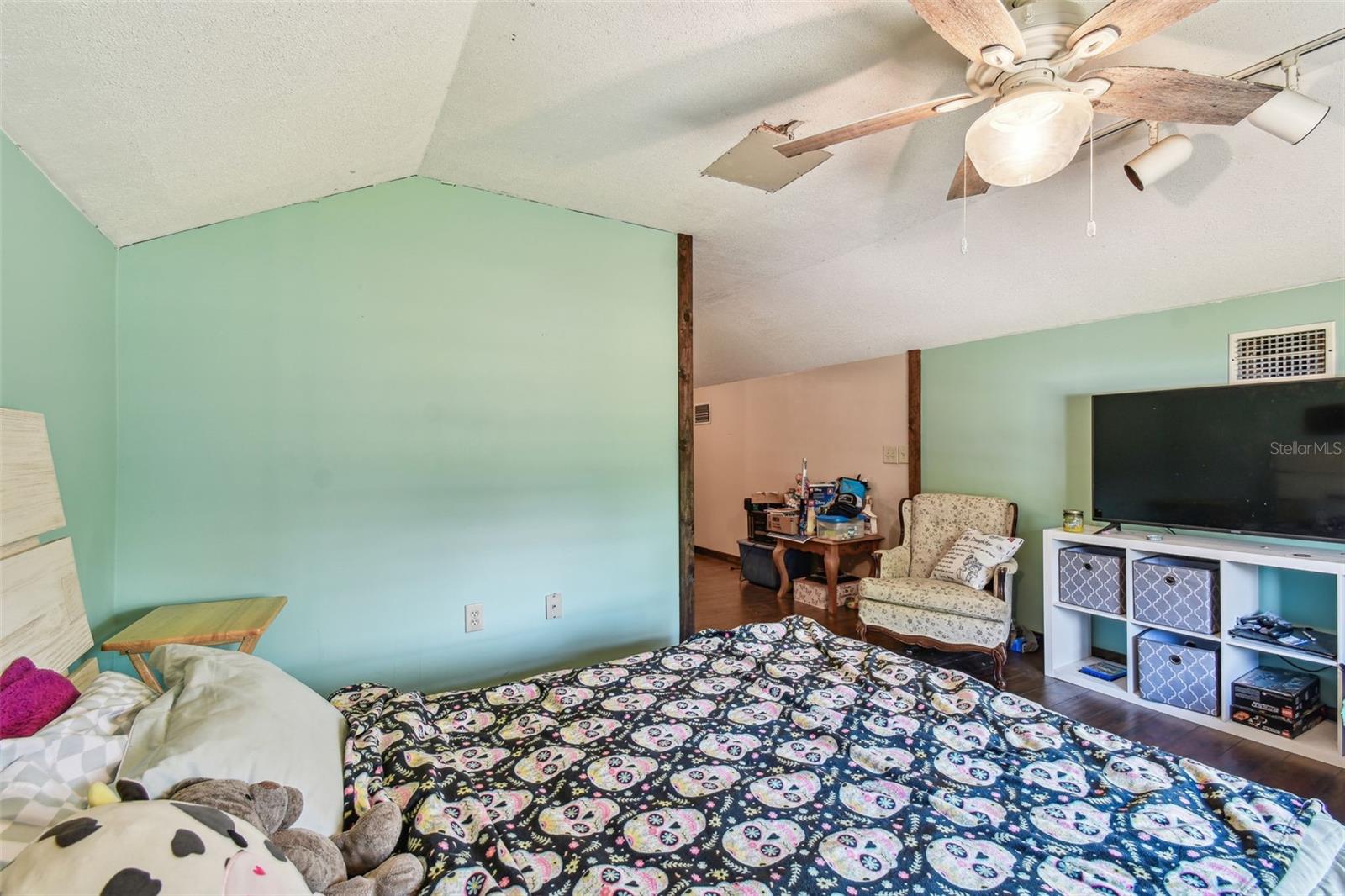 Listing photo id 64 for 19708 Bower Road