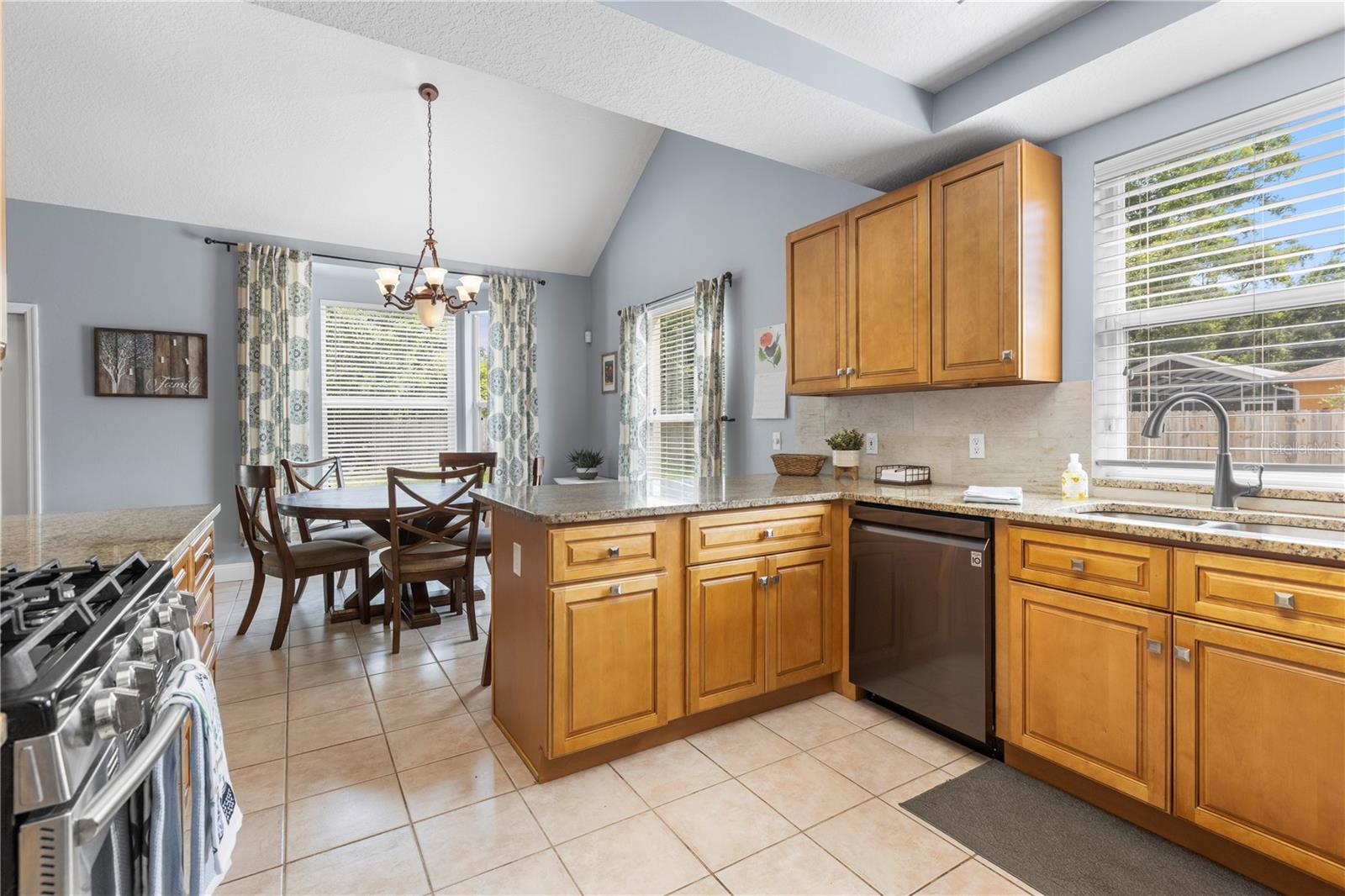 Listing photo id 17 for 2512 Rustic Oaks Drive