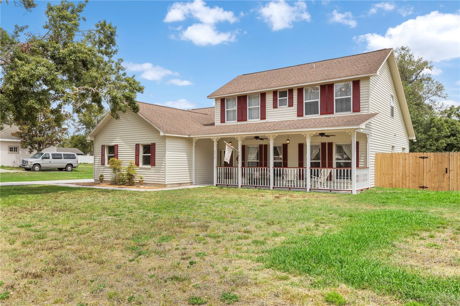 Listing photo id 1 for 2512 Rustic Oaks Drive