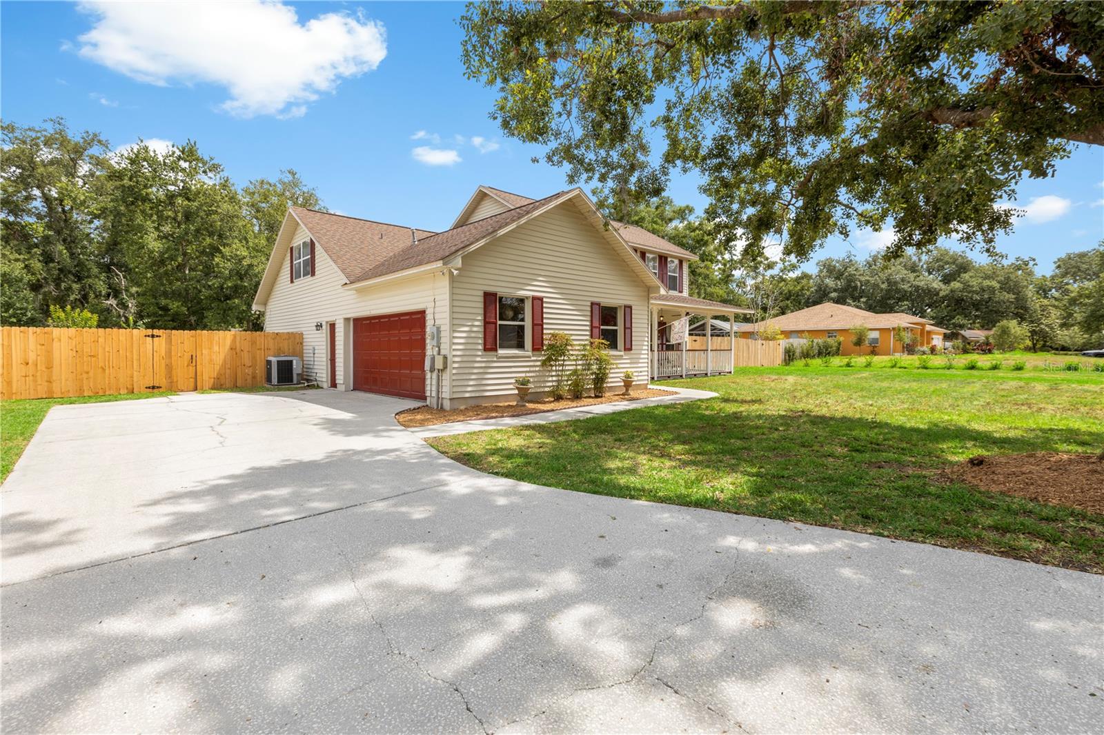 Listing photo id 2 for 2512 Rustic Oaks Drive