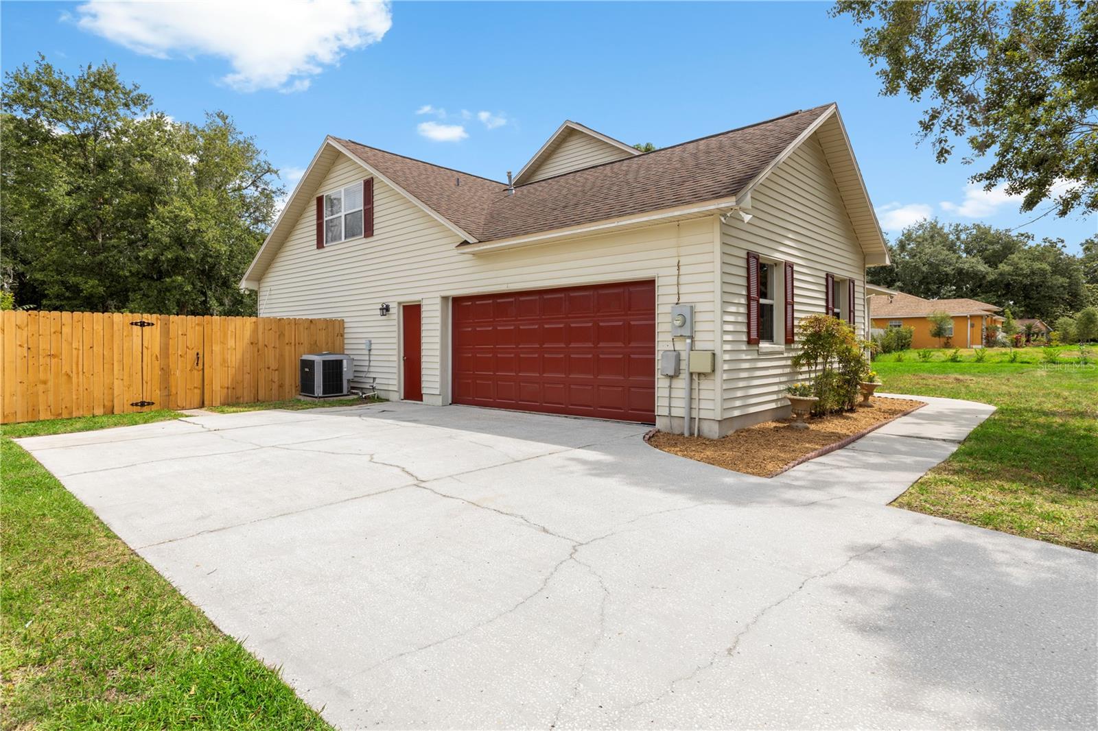 Listing photo id 3 for 2512 Rustic Oaks Drive