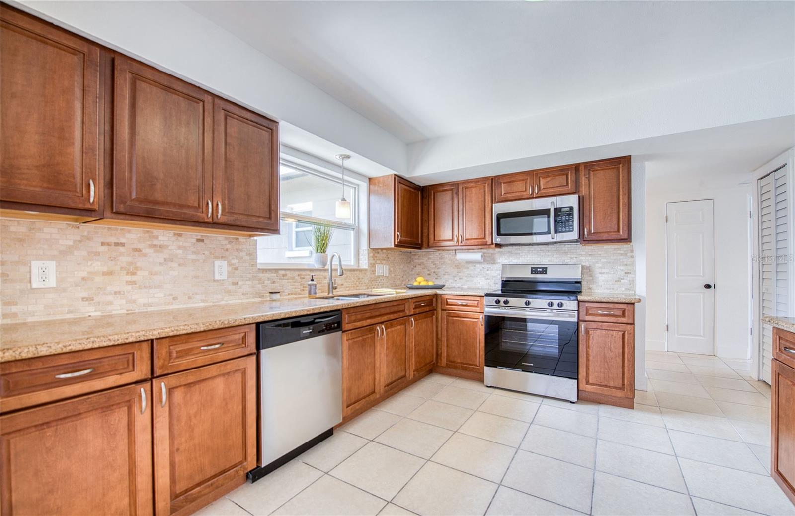 Image 14 of 36 For 211 80th Avenue N
