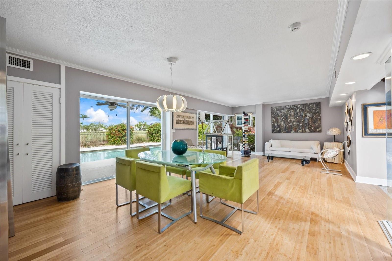 Listing photo id 11 for 3130 Walnut Street Ne