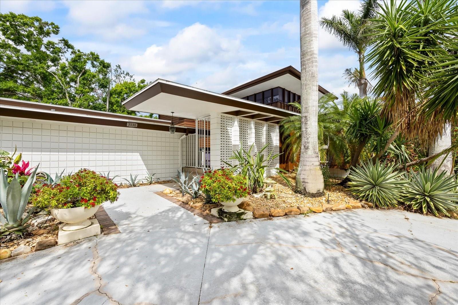 Listing photo id 2 for 3130 Walnut Street Ne