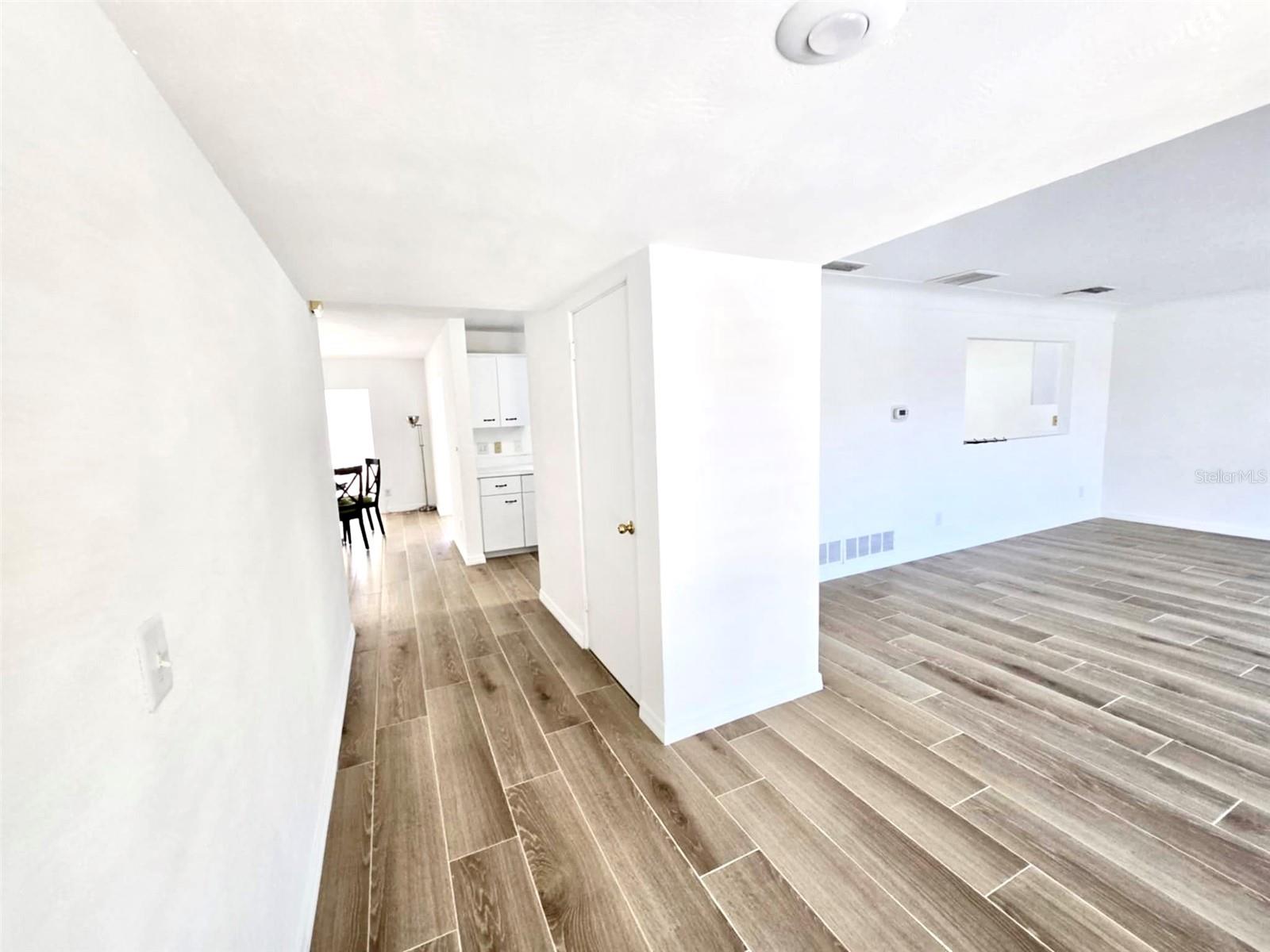 Listing photo id 8 for 502 Palm Drive